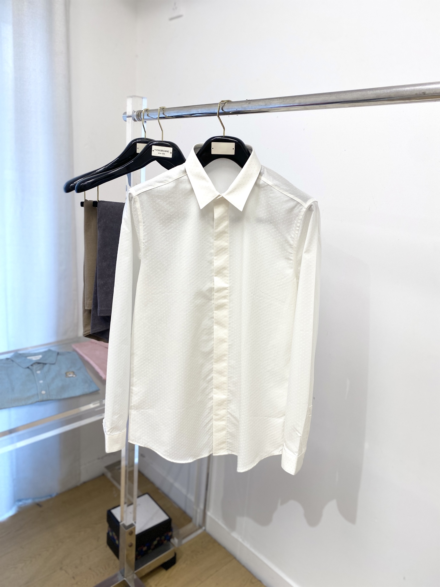 NO:524680,Louis Vuitton, new shirts, fashionable and handsome, simple and versatile, customized original fabrics, not only crisp, maintain the trendy silhouette, and comfortable to wear, the yarn weaving is more delicate, the size M-3XL, louis vuitton, shirts, alexander wang19860909路易威登、新品衬衫,时尚帅气,简约百搭款,定制原版面料,不仅挺括,保持潮流的廓形,又穿着舒适,纱织更细腻,码数M-3XL,,louis vuitton,shirts,alexander wang,Men's clothing