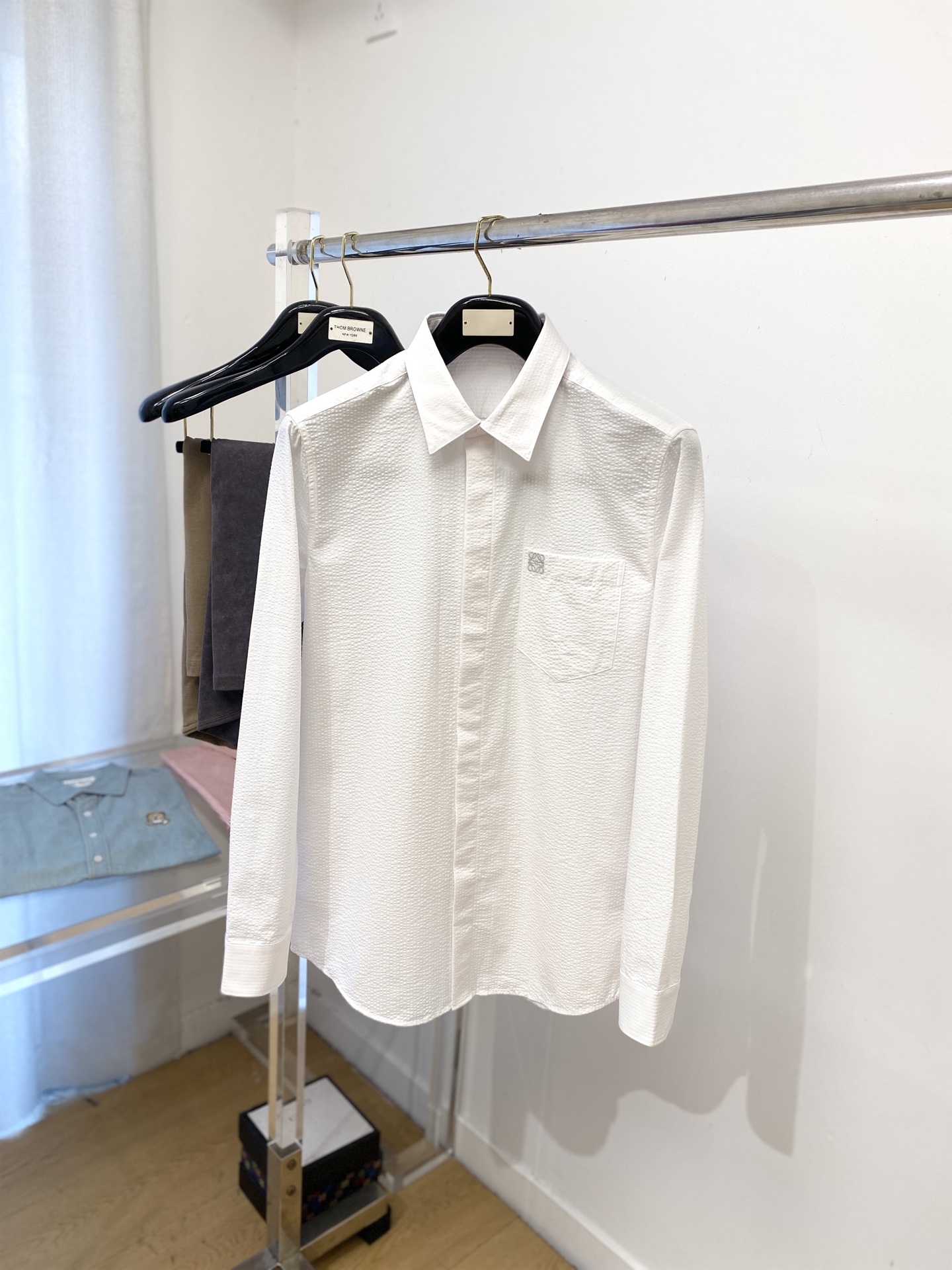 NO:524689,Luo Yiwei, new shirts, fashionable and handsome, simple and versatile, customized original fabrics, not only crisp, maintain the trendy silhouette, but also comfortable to wear, the yarn weaving is more delicate, the number M-3XL, loewe, shirts, alexander wang19860909罗意威、新品衬衫,时尚帅气,简约百搭款,定制原版面料,不仅挺括,保持潮流的廓形,又穿着舒适,纱织更细腻,码数M-3XL,,loewe,shirts,alexander wang,Men's clothing