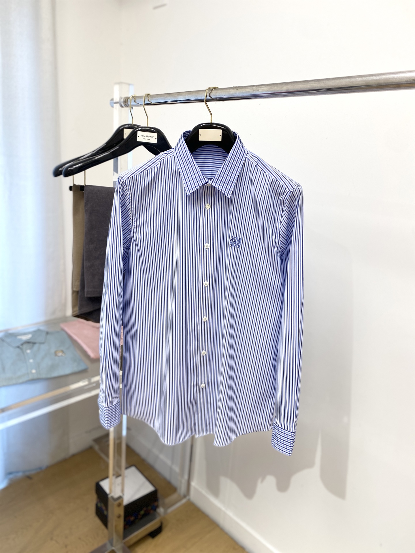 NO:524695,Luo Yiwei, new shirts, fashionable and handsome, simple and versatile, customized original fabrics, not only crisp, maintain the trendy silhouette, but also comfortable to wear, the yarn weaving is more delicate, the number M-3XL, loewe, shirts, alexander wang19860909罗意威、新品衬衫,时尚帅气,简约百搭款,定制原版面料,不仅挺括,保持潮流的廓形,又穿着舒适,纱织更细腻,码数M-3XL,,loewe,shirts,alexander wang,Men's clothing