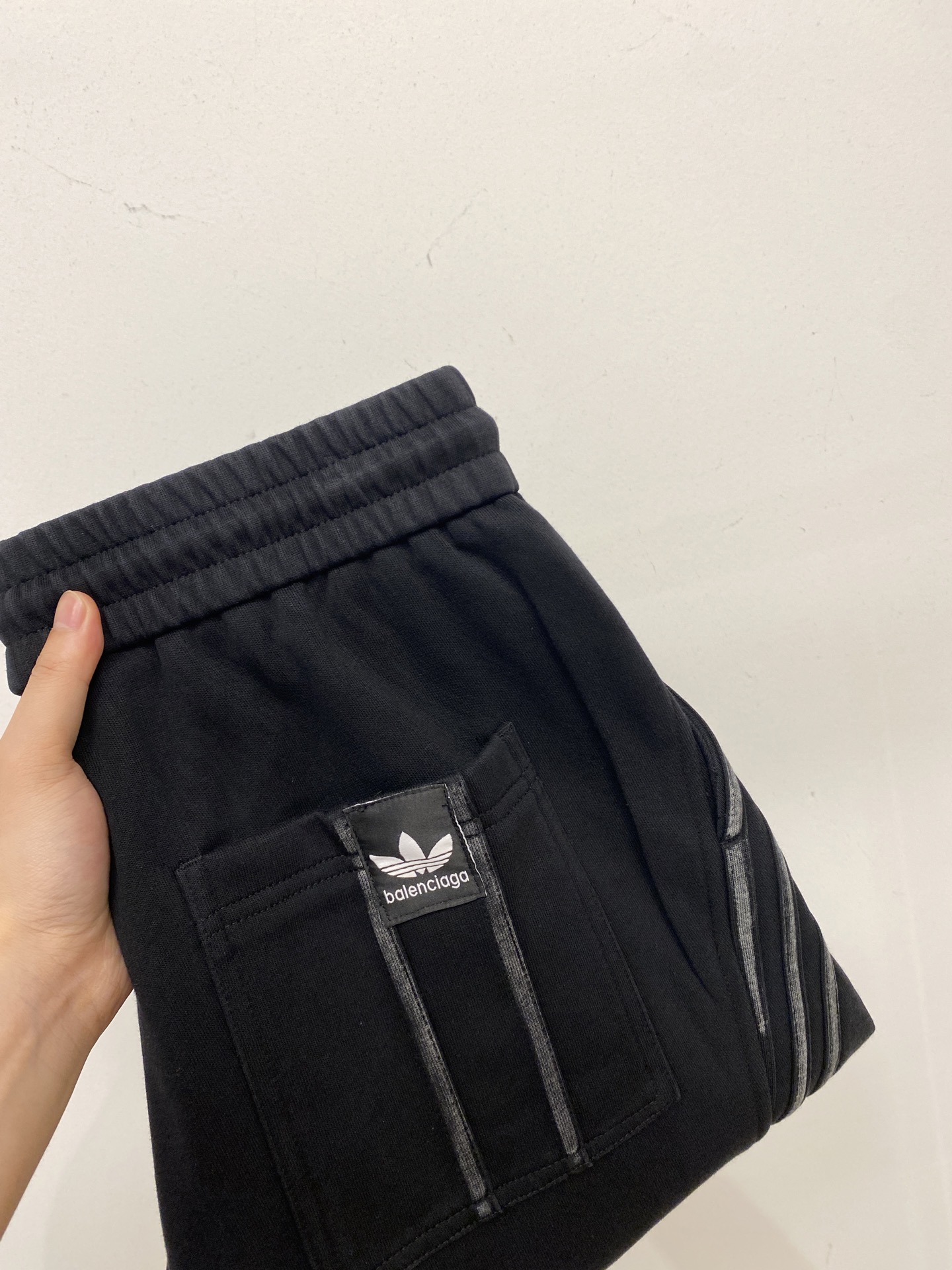 巴黎世家、2025爆款休闲裤 高弹显瘦必爆简约百搭爆款，做工精细，每一针都看得到用心，超多明星网红最爱 