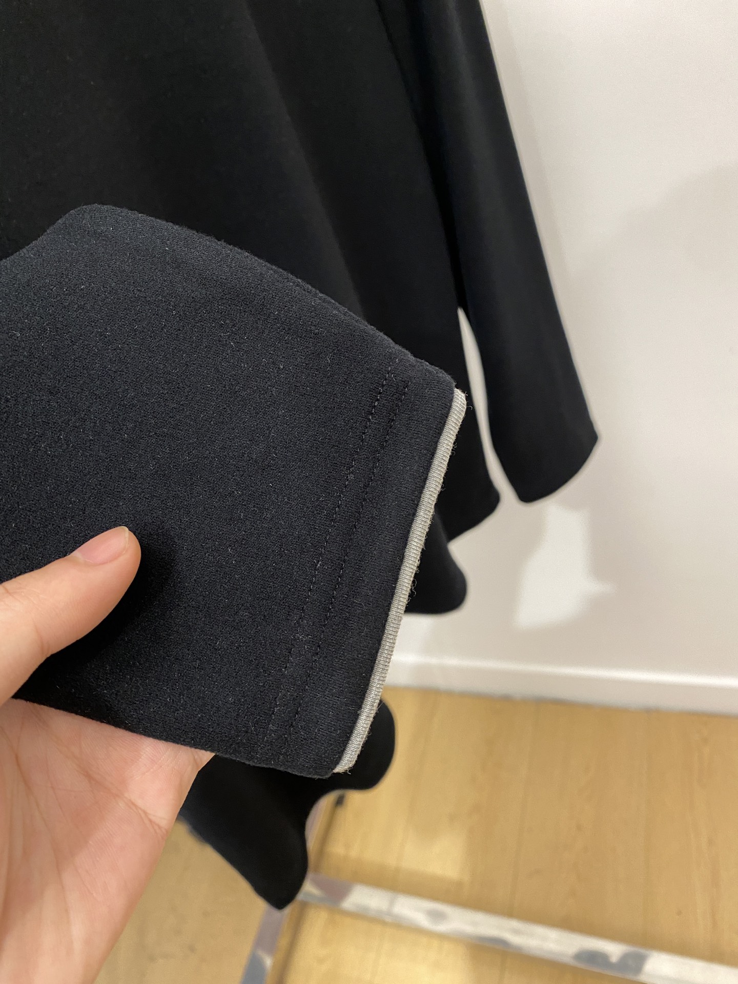 Brunello Cucinelli、2025新品长袖卫衣，帅气时尚，简约百搭款。胸前精致刺绣图案log