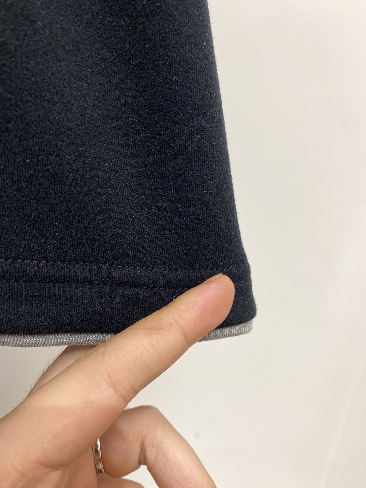 Brunello Cucinelli、2025新品长袖卫衣，帅气时尚，简约百搭款。胸前精致刺绣图案log