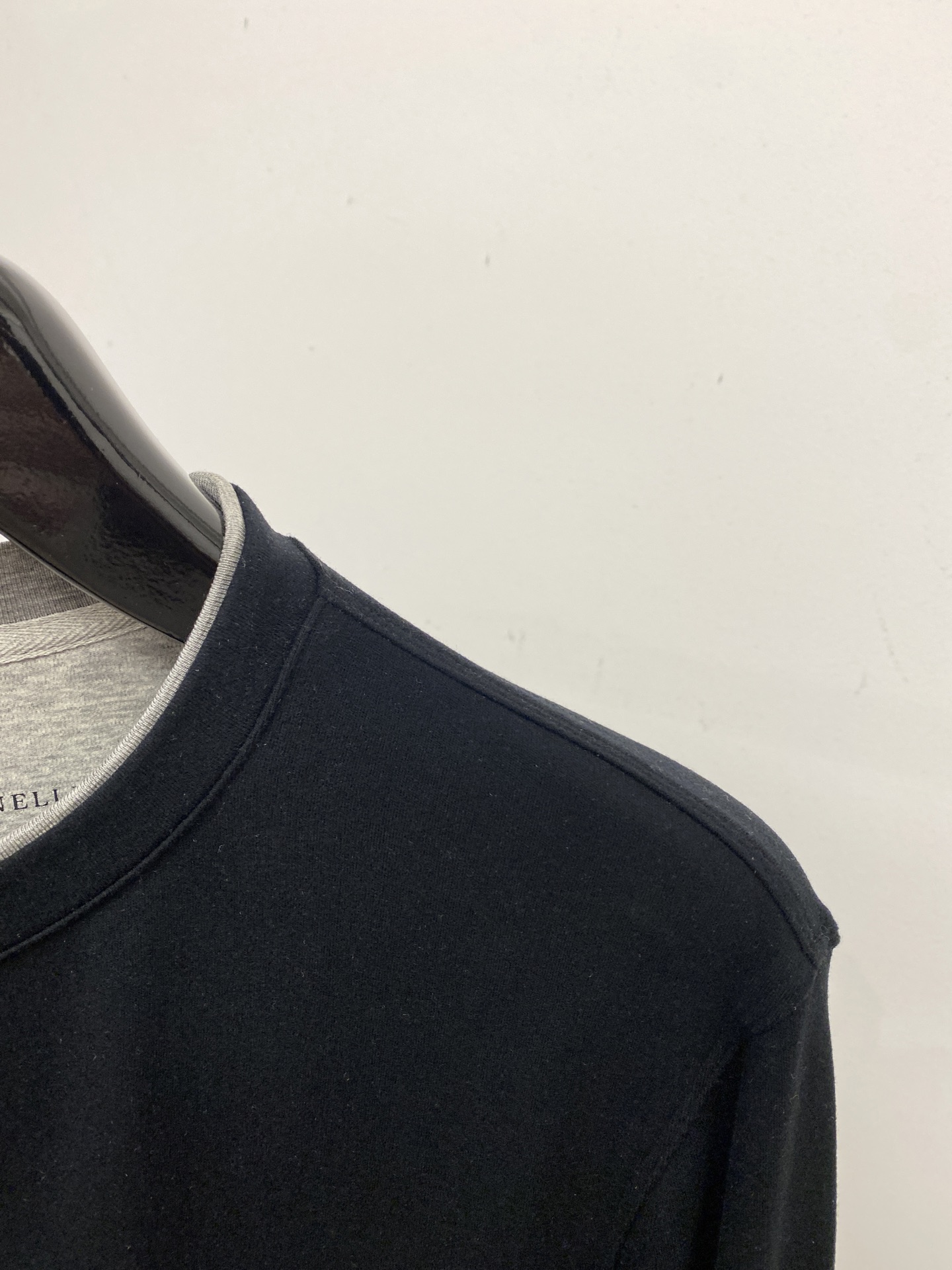 Brunello Cucinelli、2025新品长袖卫衣，帅气时尚，简约百搭款。胸前精致刺绣图案log