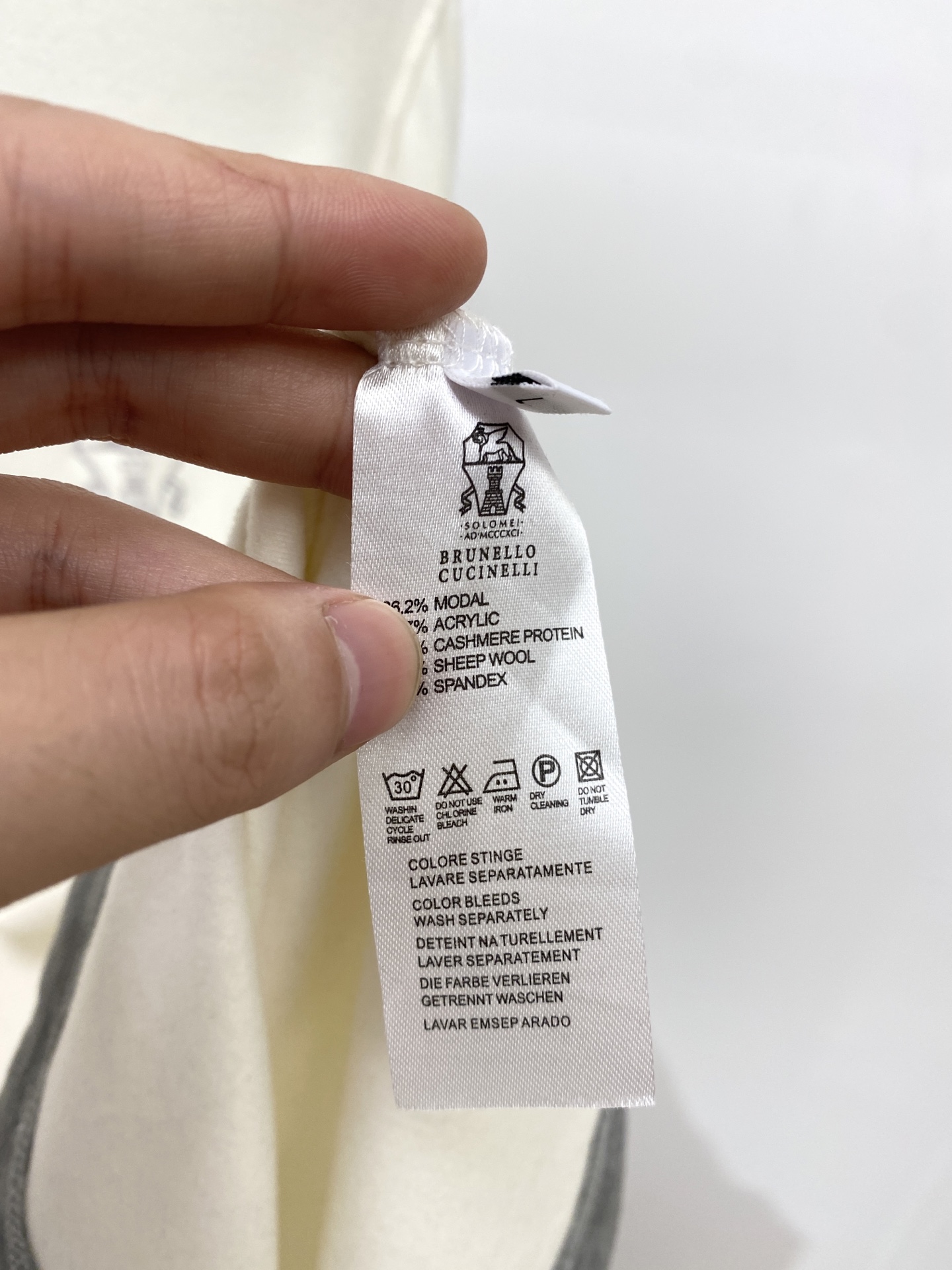 Brunello Cucinelli、2025新品长袖卫衣，帅气时尚，简约百搭款。胸前精致刺绣图案log