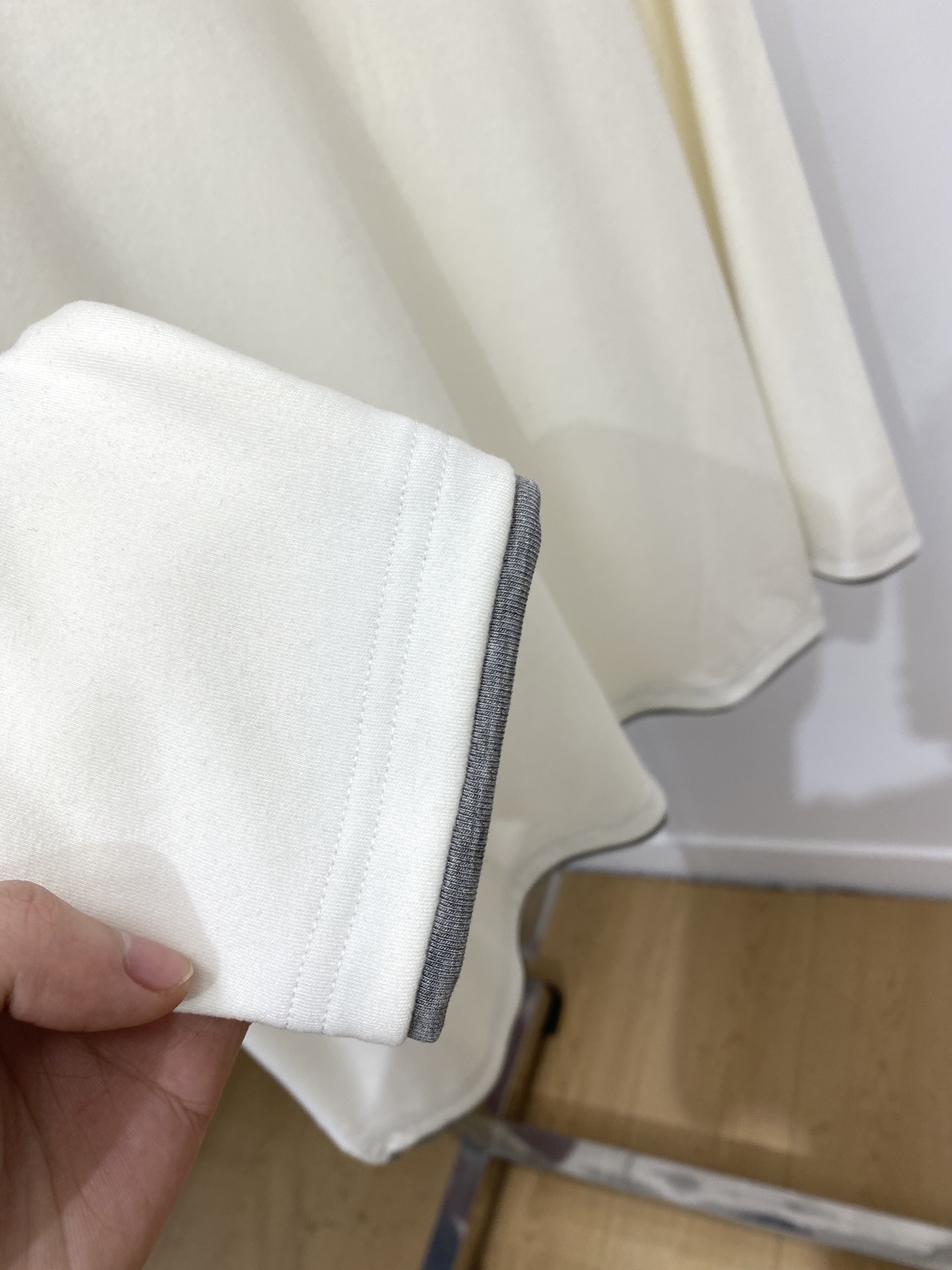 Brunello Cucinelli、2025新品长袖卫衣，帅气时尚，简约百搭款。胸前精致刺绣图案log