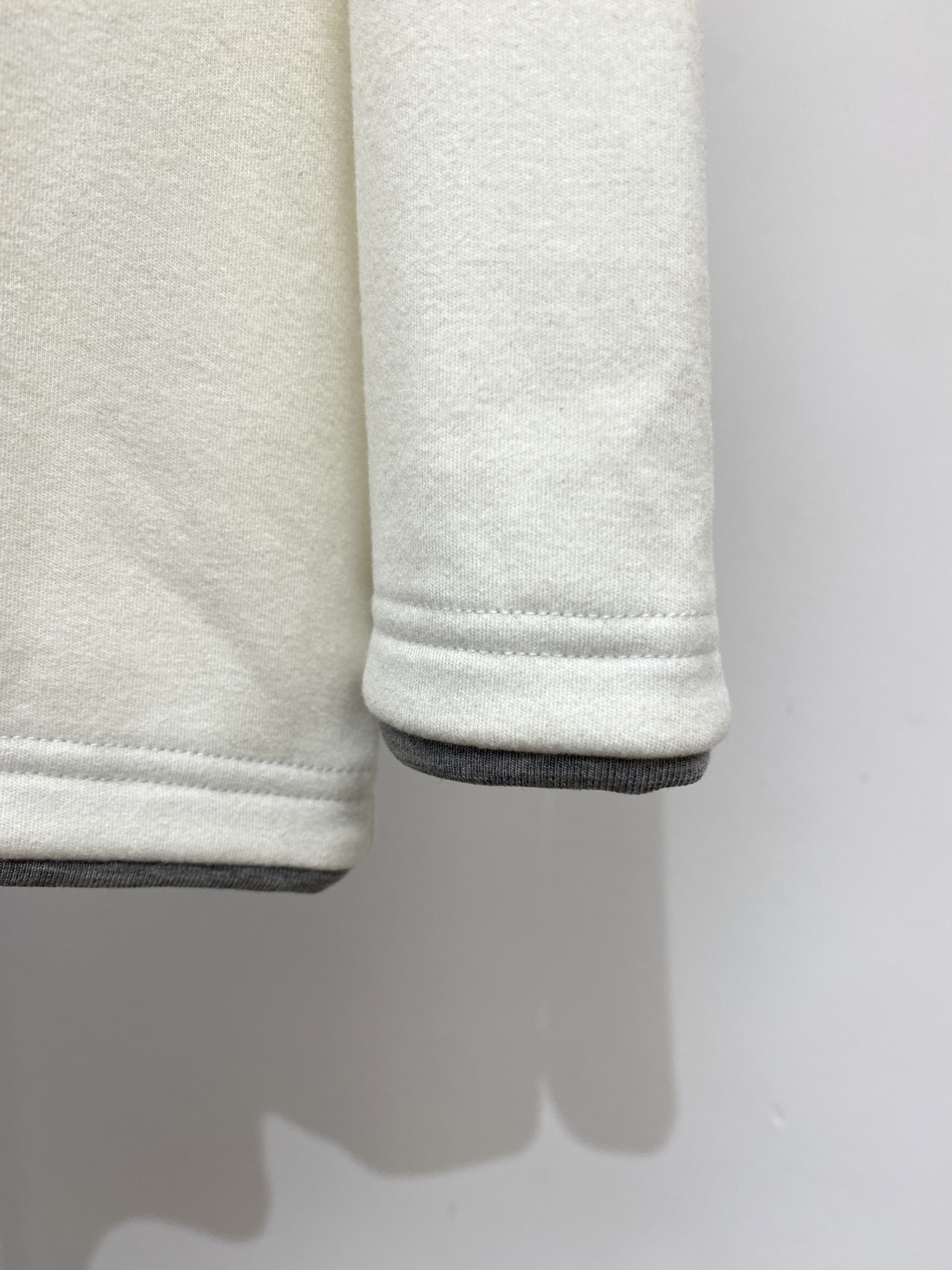 Brunello Cucinelli、2025新品长袖卫衣，帅气时尚，简约百搭款。胸前精致刺绣图案log