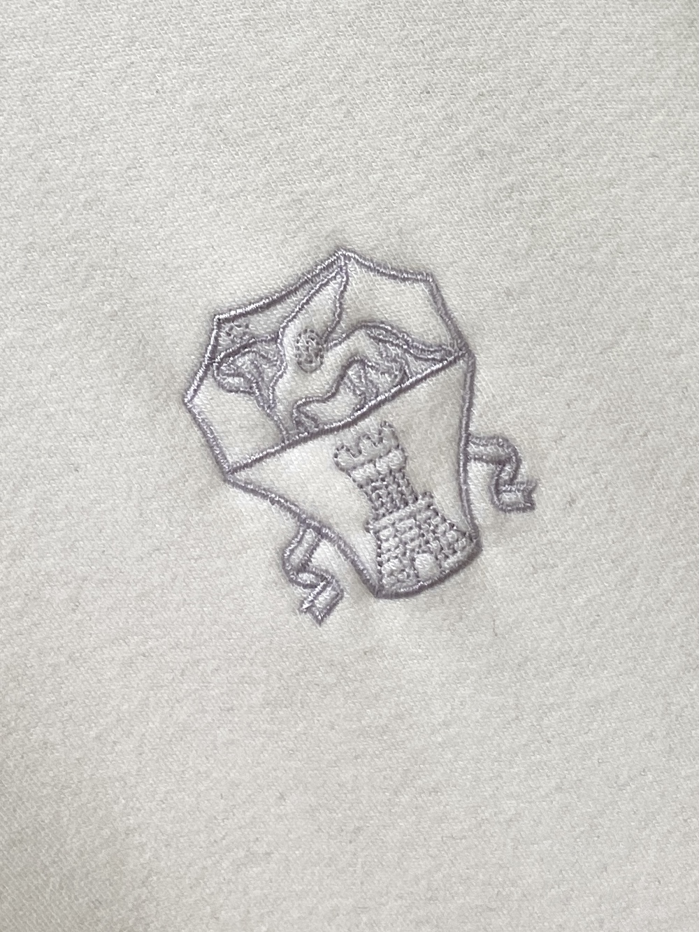 Brunello Cucinelli、2025新品长袖卫衣，帅气时尚，简约百搭款。胸前精致刺绣图案log