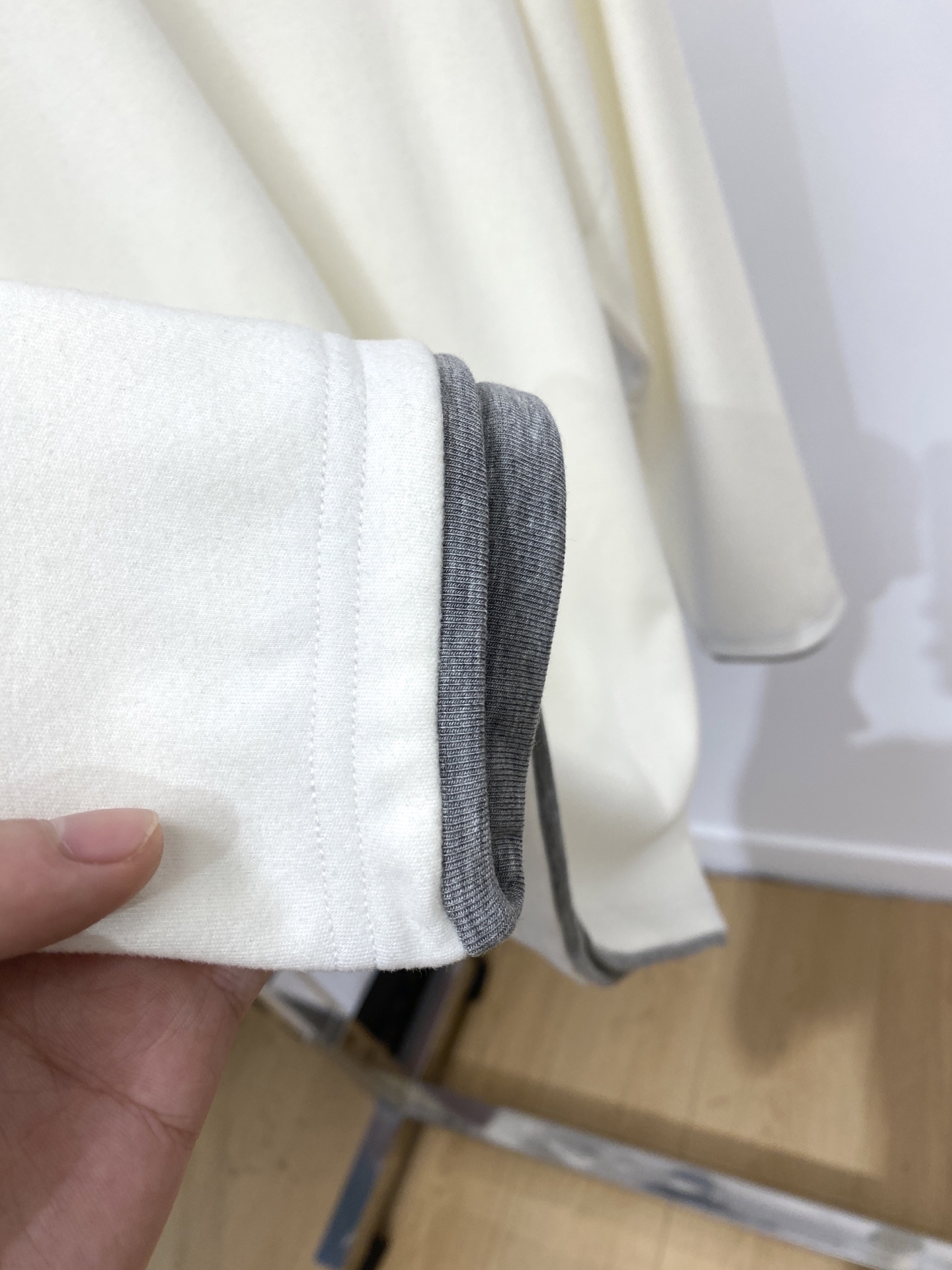 Brunello Cucinelli、2025新品长袖卫衣，帅气时尚，简约百搭款。胸前精致刺绣图案log