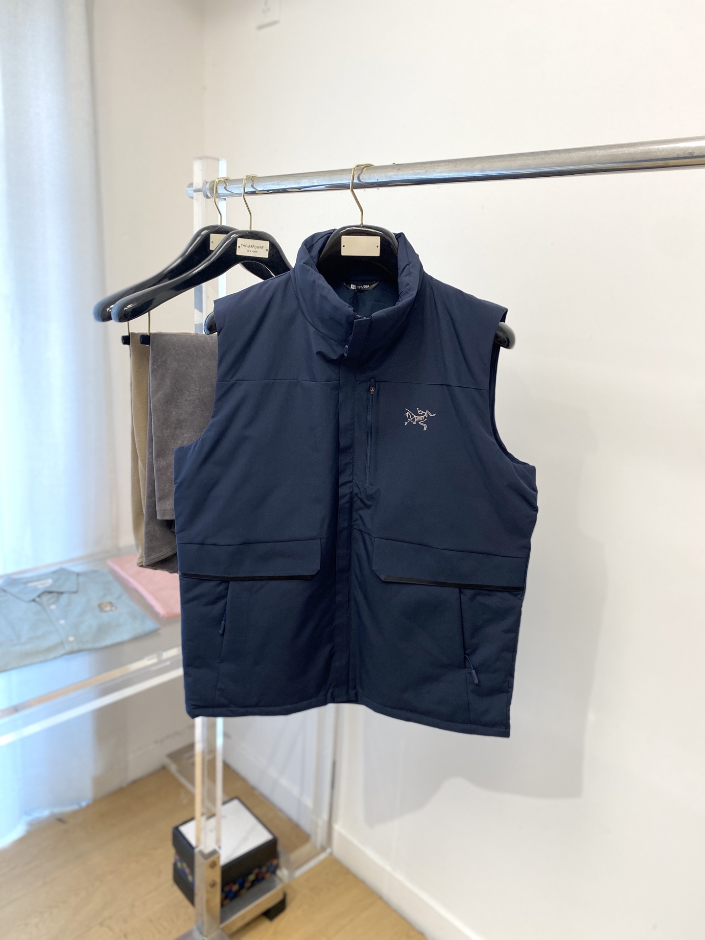 NO:606685,Arc'teryx, 2025 new vest vest jacket, fashionable and handsome, simple and versatile, top-notch printed logo on the chest, customized original fabric, not only stiff and keeping the trendy silhouette, but also comfortable to wear, more delicate yarn weaving, size M-3XL, arc'teryx, jackets & coats, jackets & coats, alexander wang19860909始祖鸟、2025新品马甲夹克外套,时尚帅气,简约百搭款,胸前顶级印花图案logo,定制原版面料,不仅挺括,保持潮流的廓形,又穿着舒适,纱织更细腻,码数M-3XL,arc'teryx,jackets & coats,jackets & coats,alexander wang,Men's clothing