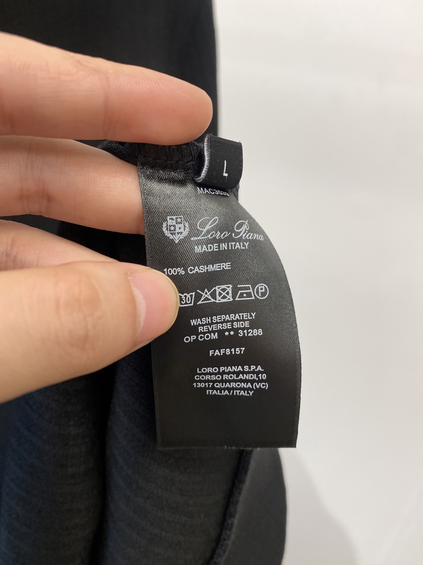 ￼lP🆕、2025最新款卫衣，帅气时尚，胸前精致刺绣字母logo，简约百搭款。面料棉 不仅挺括，保持潮流