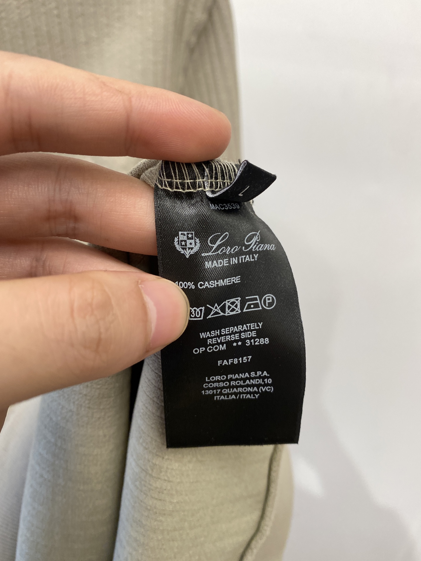 ￼ ￼lP🆕、2025最新款卫衣，帅气时尚，胸前精致刺绣字母logo，简约百搭款。面料棉 不仅挺括，保持