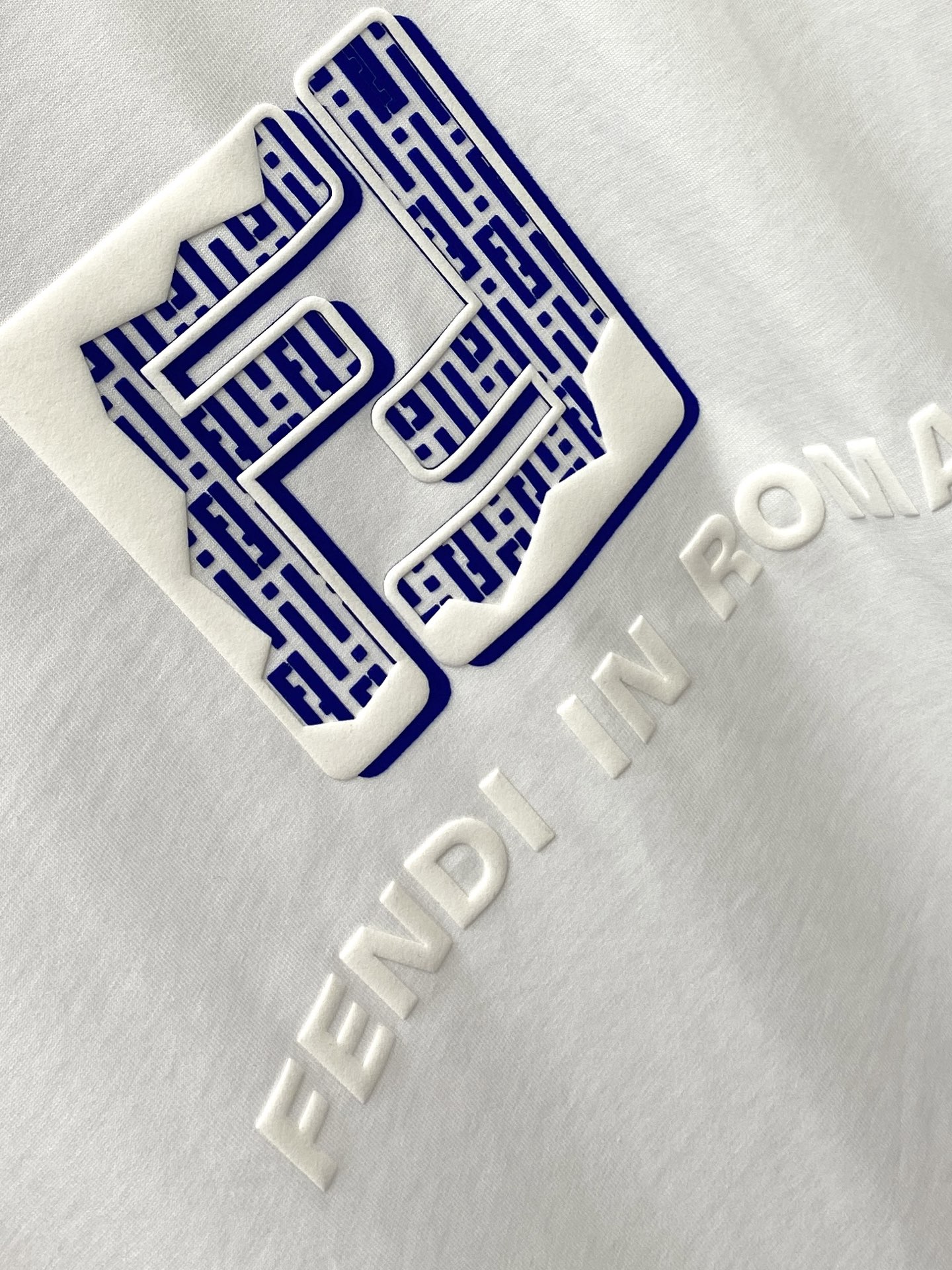 芬迪、2025新品短袖T恤，帅气时尚，胸前顶级直喷印胶字母logo，简约百搭款。面料棉 不仅挺括，保持潮