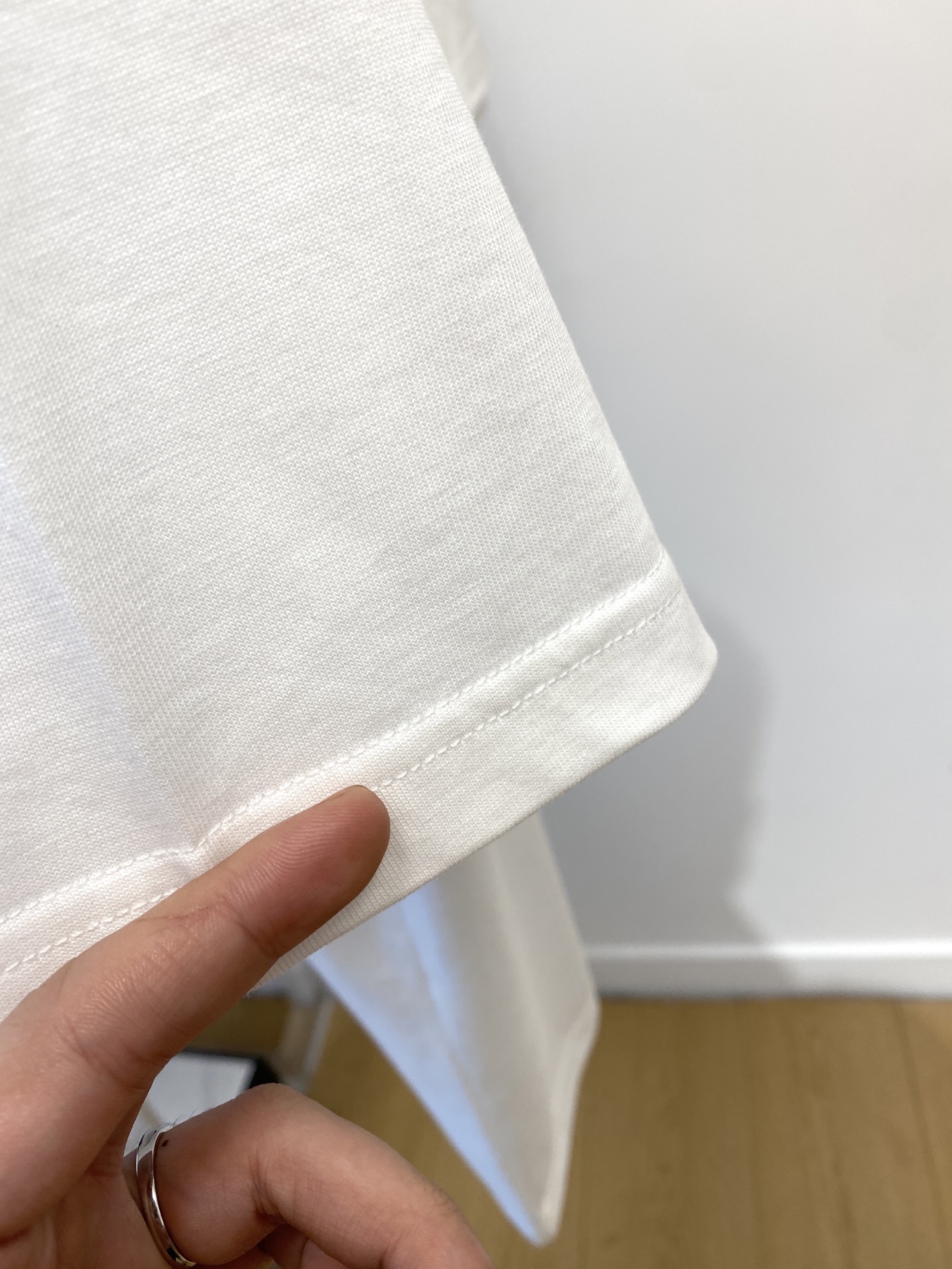 爱马仕、2025新品短袖T恤，帅气时尚，胸前顶级印胶图案字母logo，简约百搭款。面料棉 不仅挺括，保持