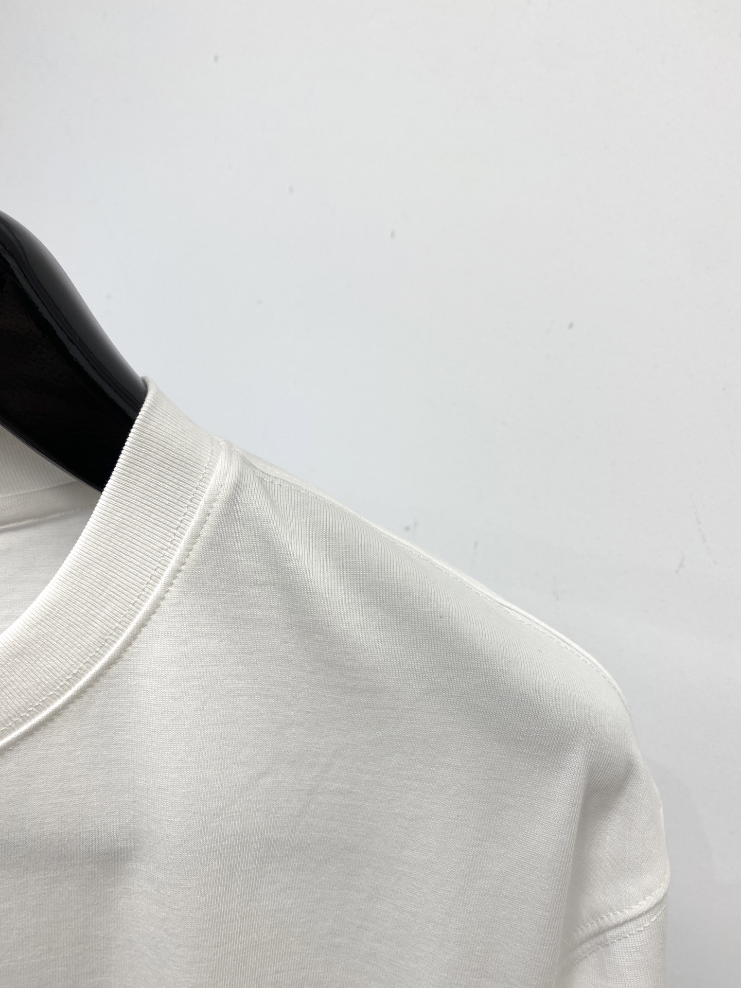 爱马仕、2025新品短袖T恤，帅气时尚，胸前顶级印胶图案字母logo，简约百搭款。面料棉 不仅挺括，保持