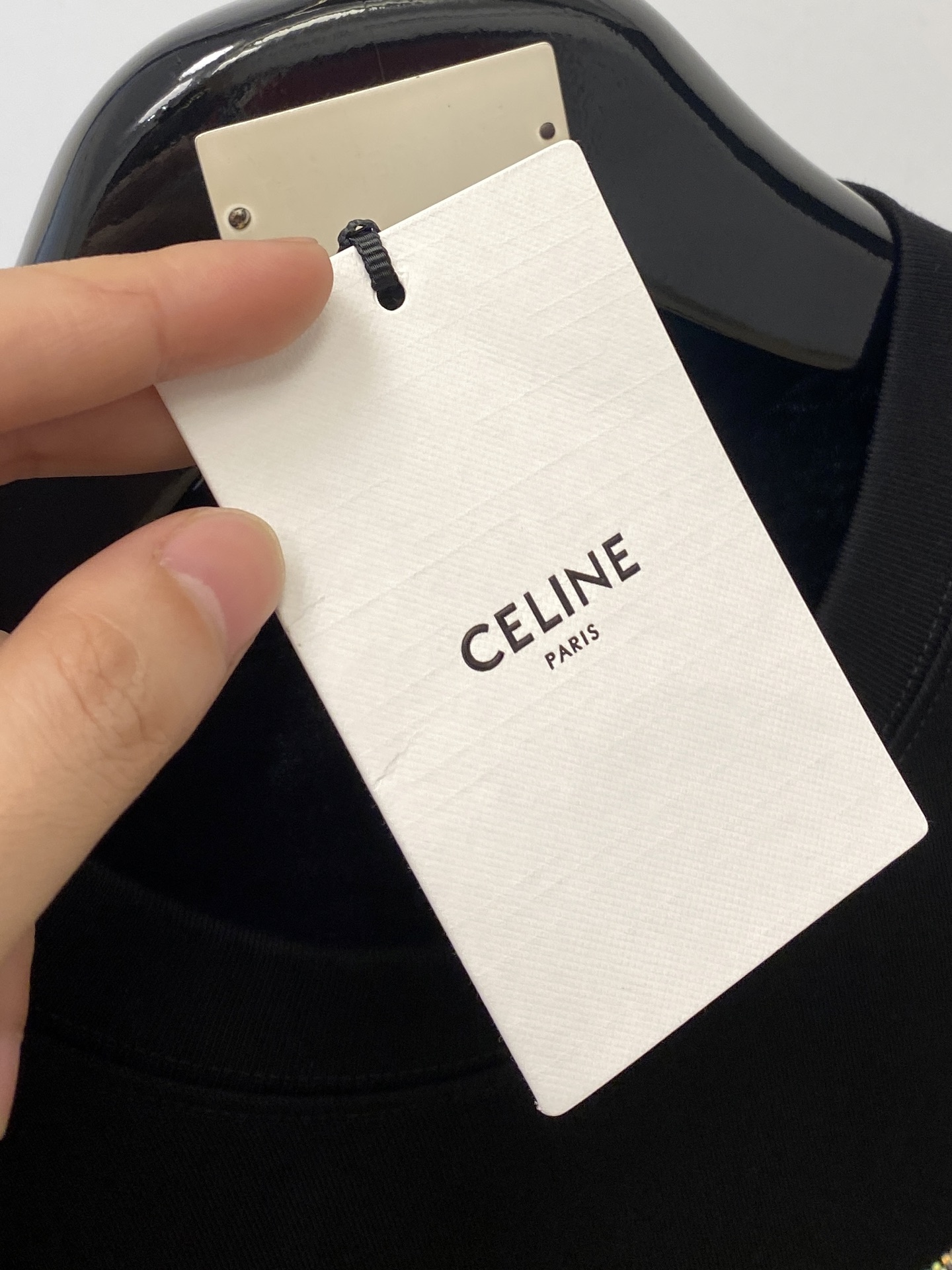 Celine 赛琳、2025新品短袖T恤，帅气时尚，胸前顶级烫钻直喷图案字母logo，简约百搭款。面料棉