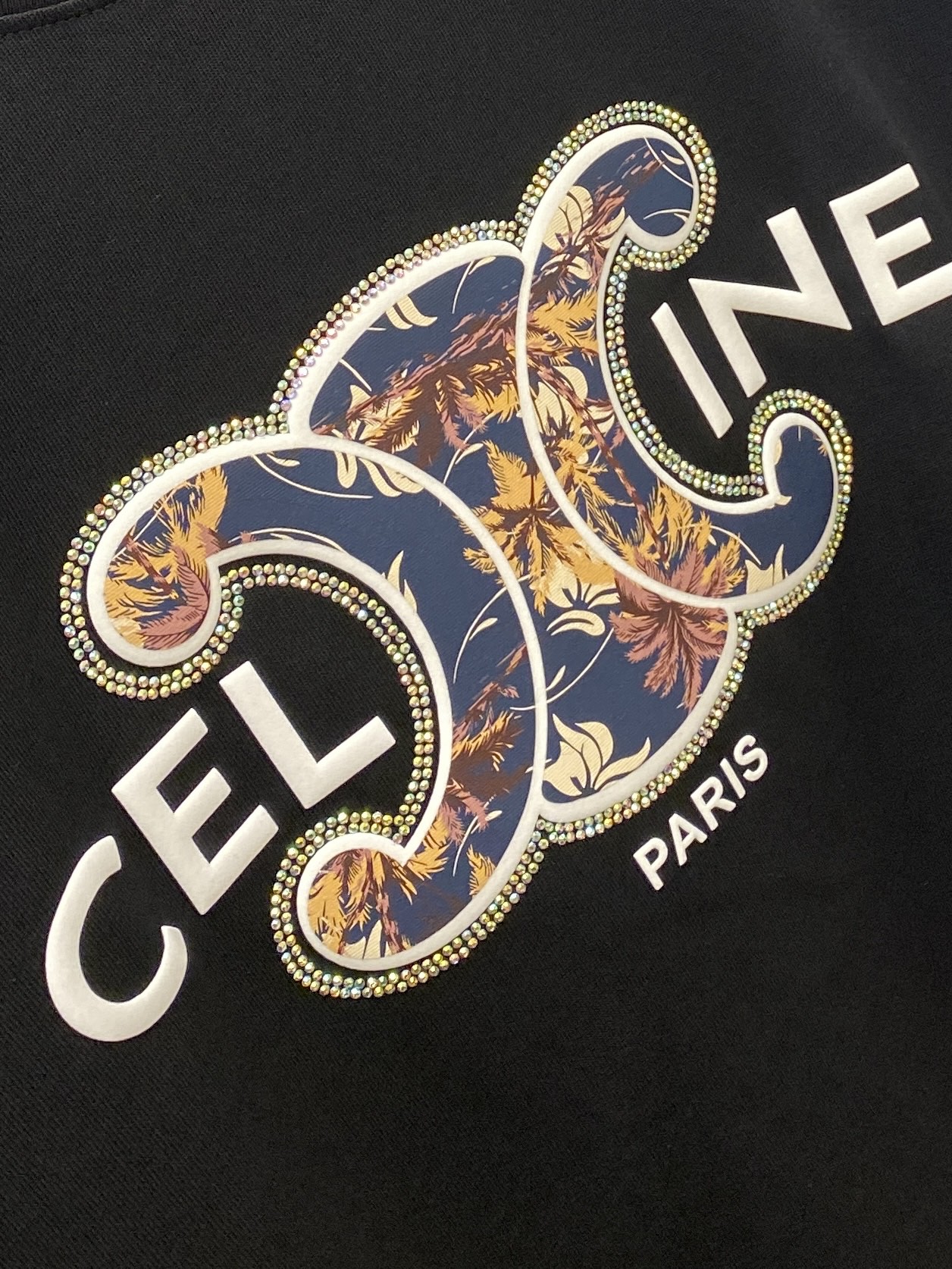 Celine 赛琳、2025新品短袖T恤，帅气时尚，胸前顶级烫钻直喷图案字母logo，简约百搭款。面料棉