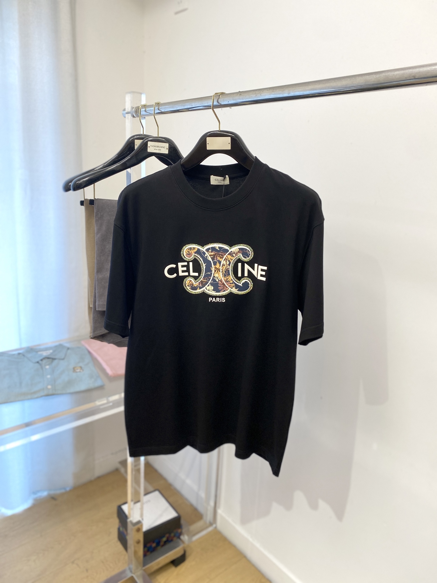Celine 赛琳、2025新品短袖T恤，帅气时尚，胸前顶级烫钻直喷图案字母logo，简约百搭款。面料棉