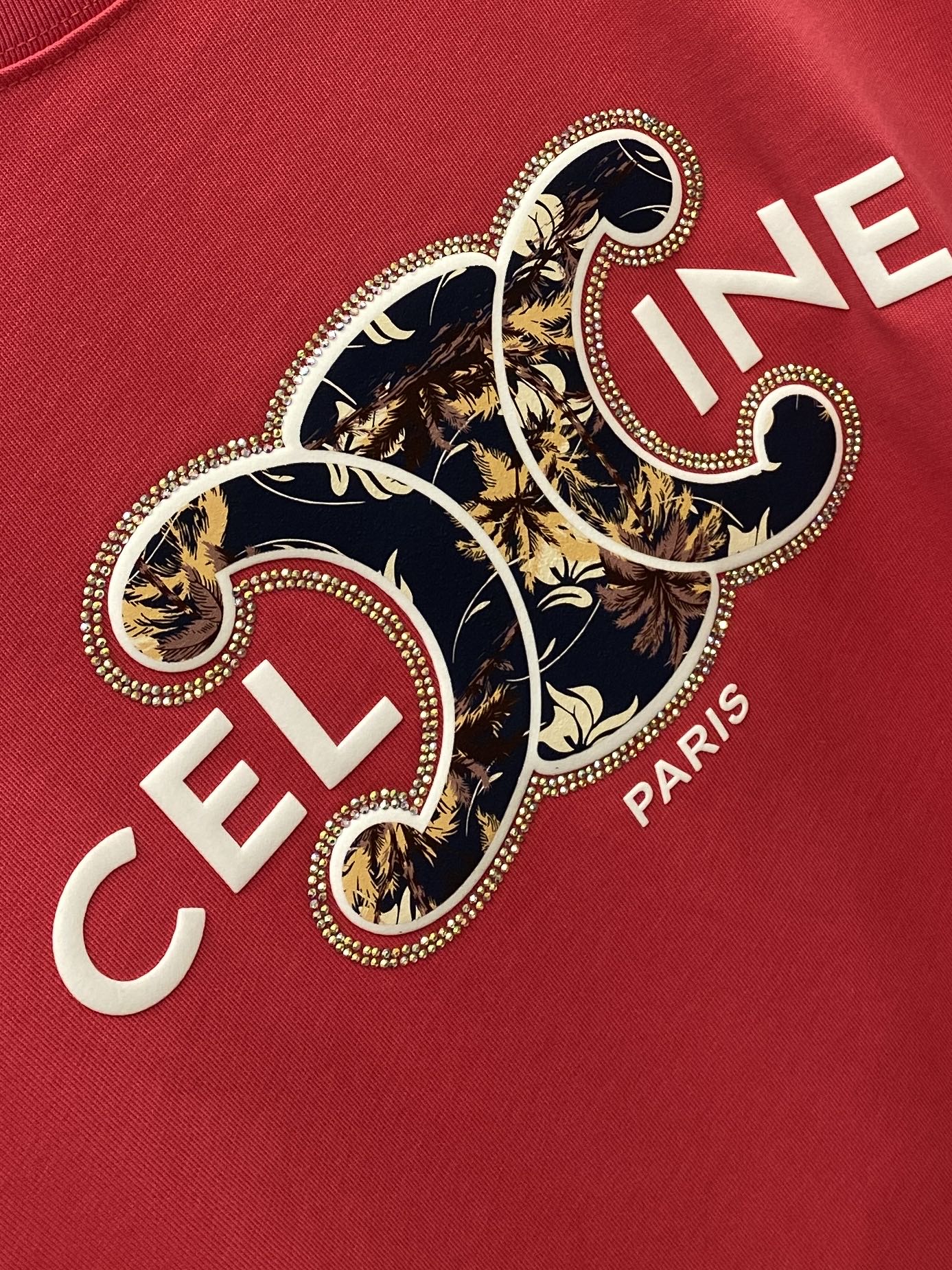 Celine 赛琳、2025新品短袖T恤，帅气时尚，胸前顶级烫钻直喷图案字母logo，简约百搭款。面料棉