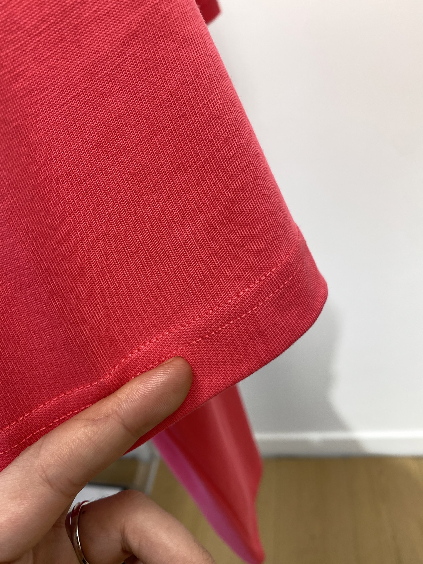 Celine 赛琳、2025新品短袖T恤，帅气时尚，胸前顶级烫钻直喷图案字母logo，简约百搭款。面料棉