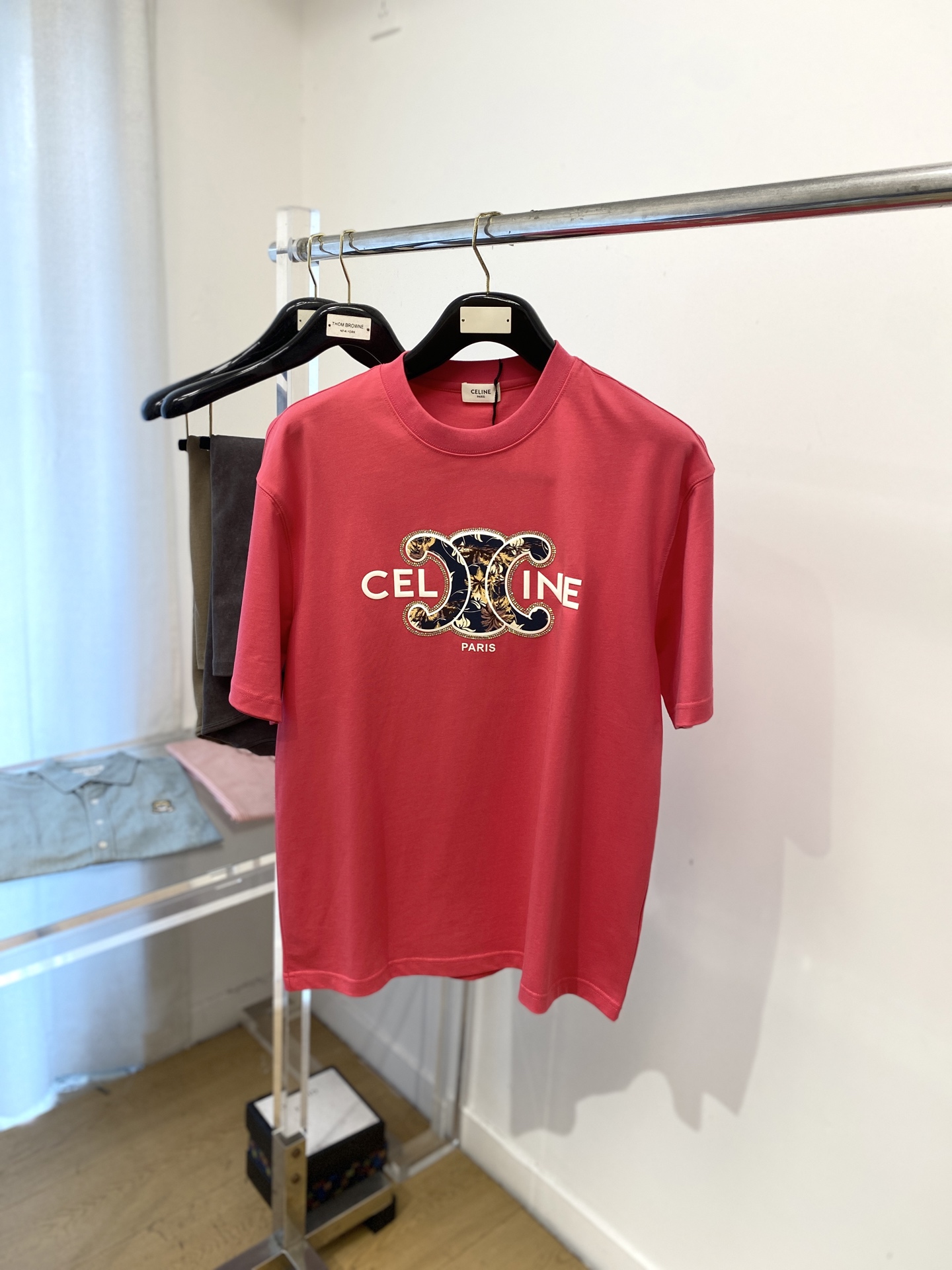 Celine 赛琳、2025新品短袖T恤，帅气时尚，胸前顶级烫钻直喷图案字母logo，简约百搭款。面料棉