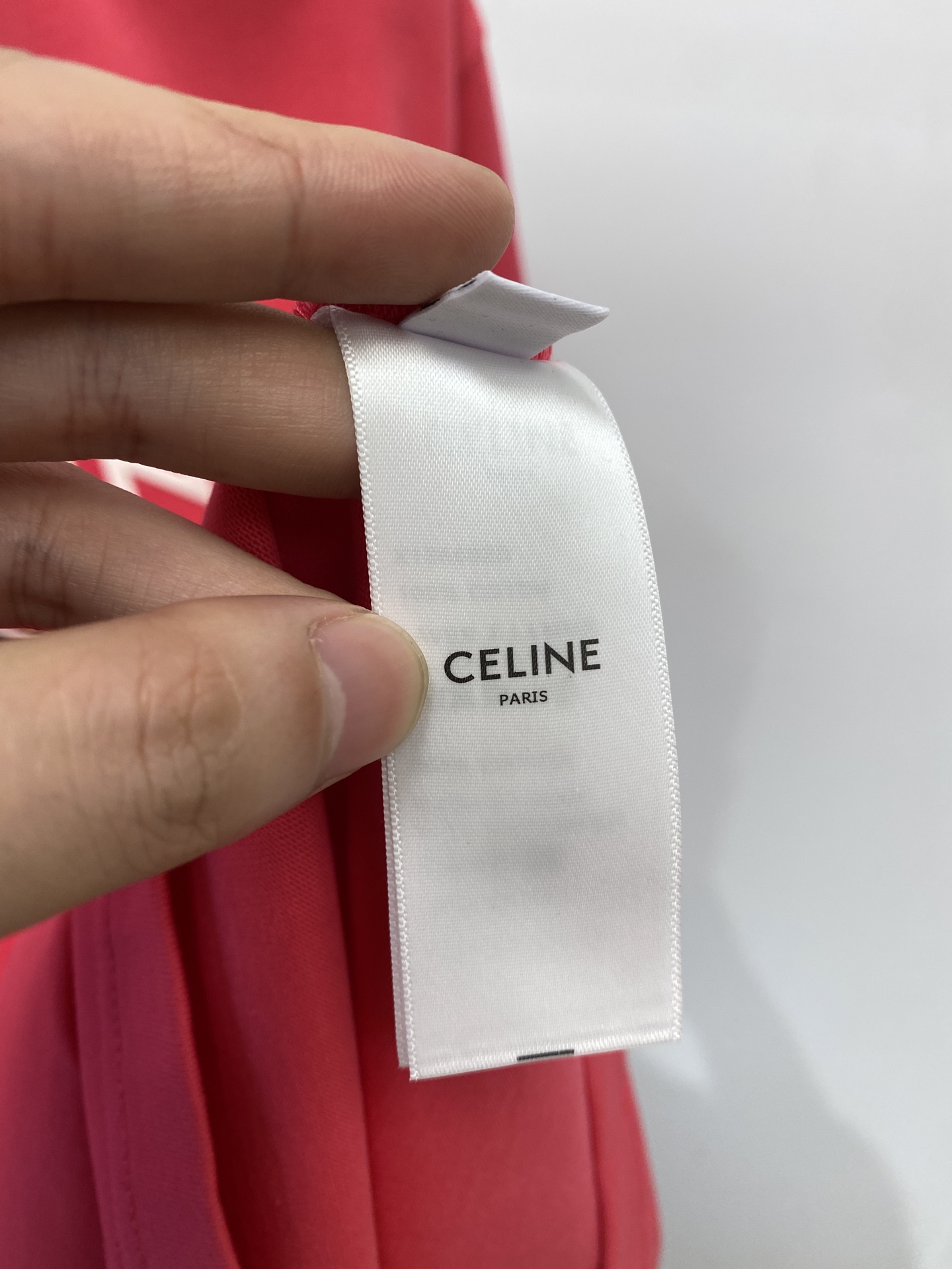Celine 赛琳、2025新品短袖T恤，帅气时尚，胸前顶级烫钻直喷图案字母logo，简约百搭款。面料棉