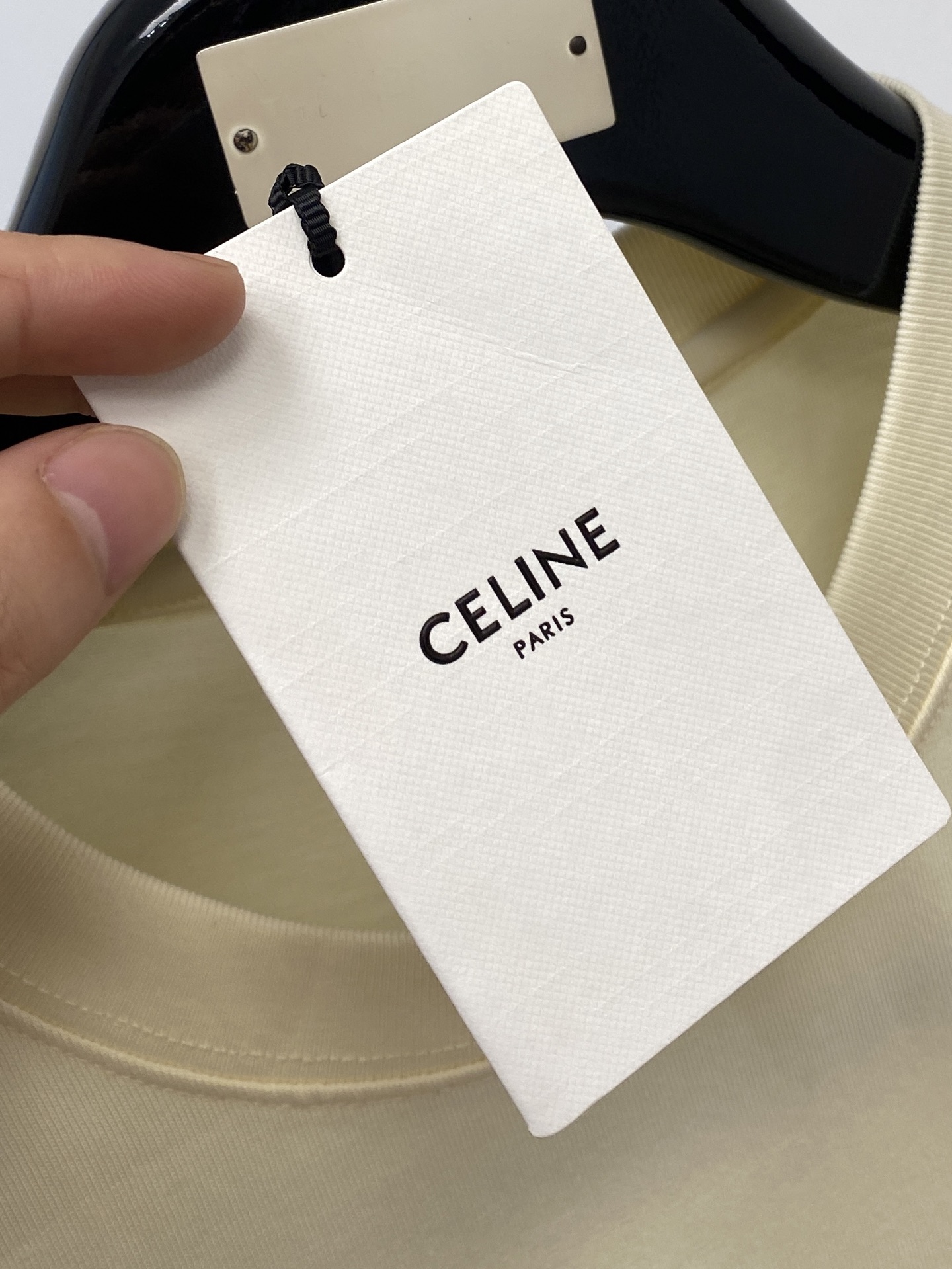 Celine 赛琳、2025新品短袖T恤，帅气时尚，胸前顶级烫钻直喷图案字母logo，简约百搭款。面料棉