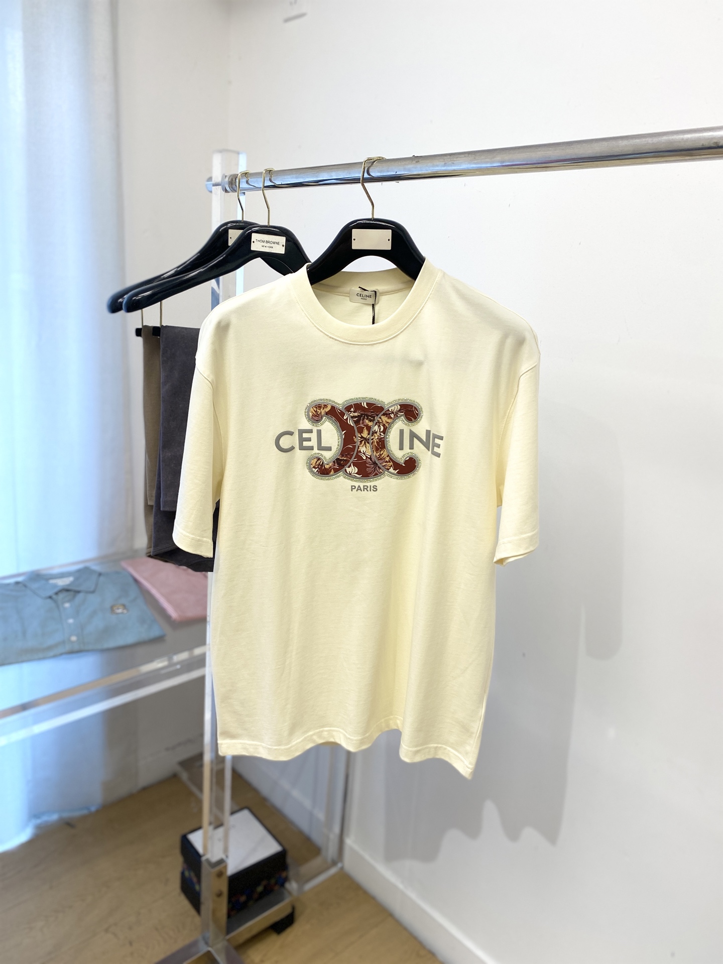 Celine 赛琳、2025新品短袖T恤，帅气时尚，胸前顶级烫钻直喷图案字母logo，简约百搭款。面料棉