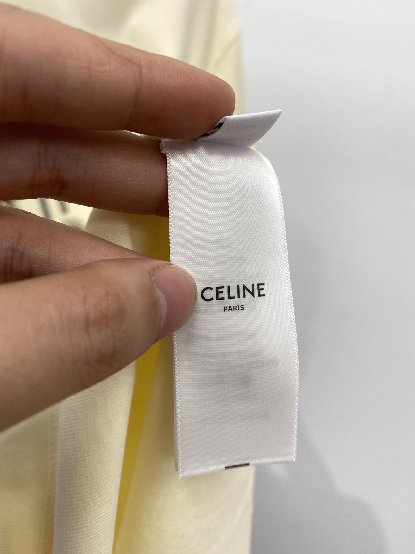 Celine 赛琳、2025新品短袖T恤，帅气时尚，胸前顶级烫钻直喷图案字母logo，简约百搭款。面料棉
