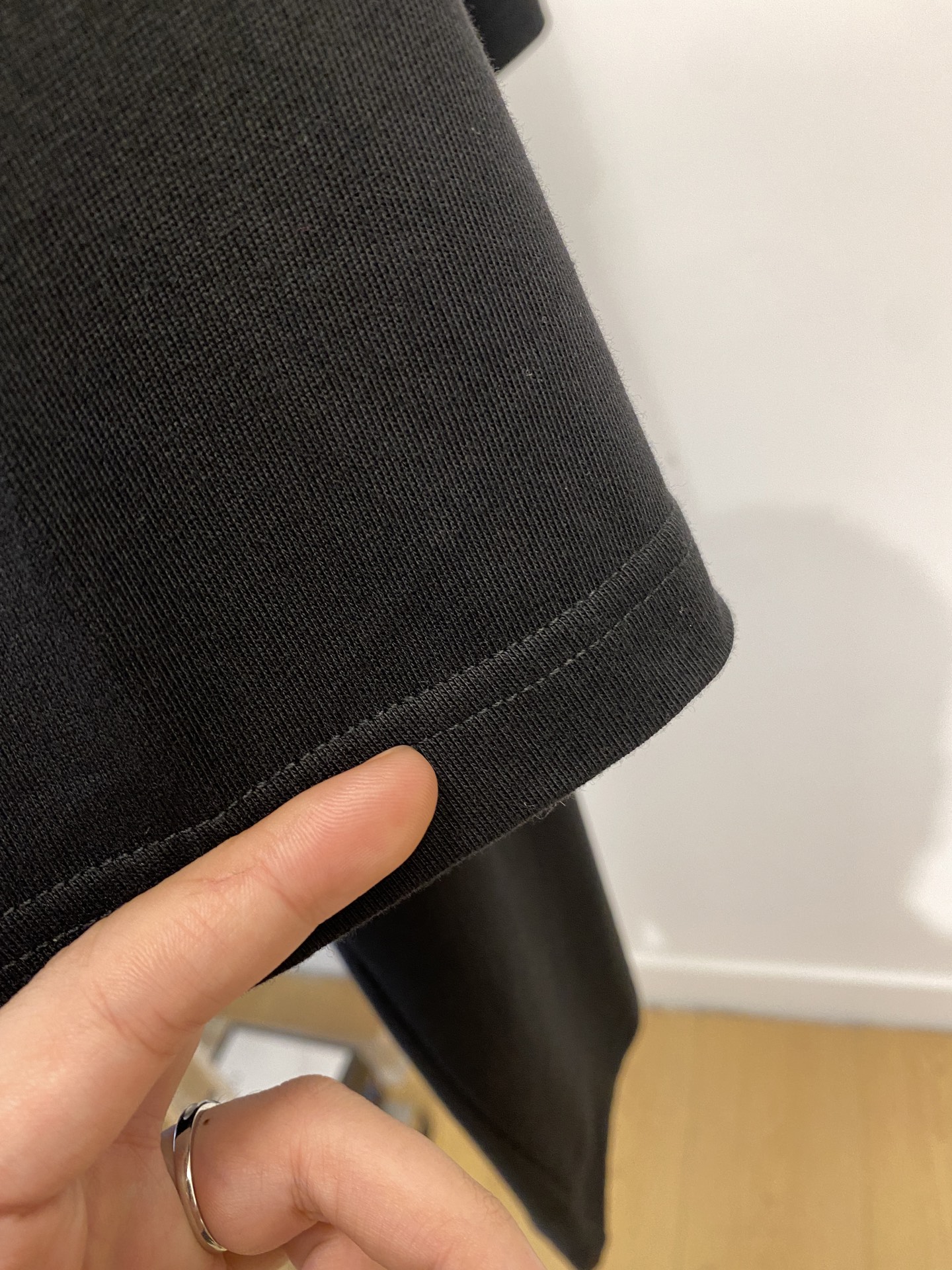 巴黎世家、2025新品短袖T恤，帅气时尚，胸前顶级印胶图案字母logo，简约百搭款。面料棉 不仅挺括，保