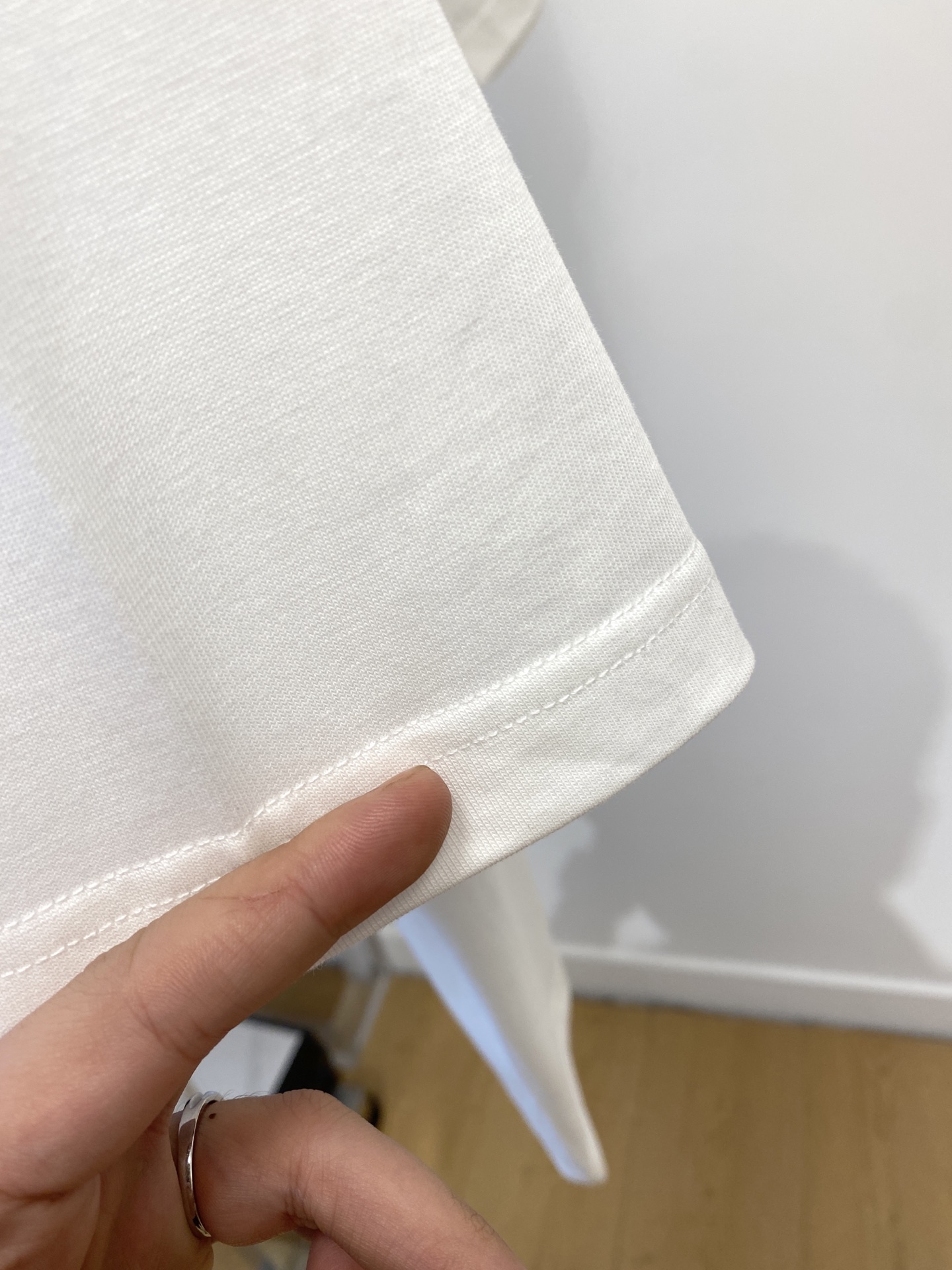 巴黎世家、2025新品短袖T恤，帅气时尚，胸前顶级印胶图案字母logo，简约百搭款。面料棉 不仅挺括，保