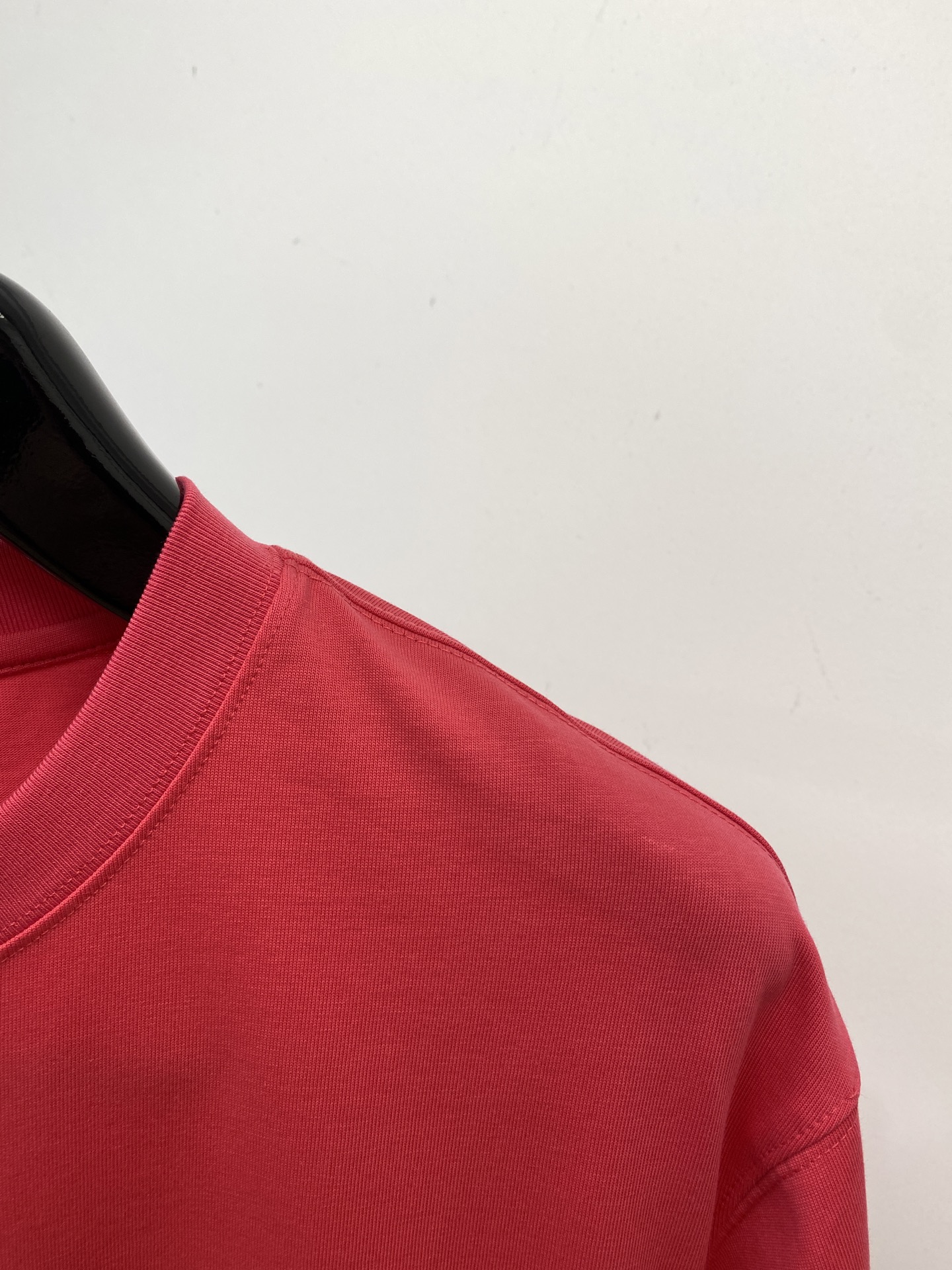 CHANEL香奈儿、2025新品短袖T恤，帅气时尚，胸前顶级印胶印花图案字母logo，简约百搭款。面料棉