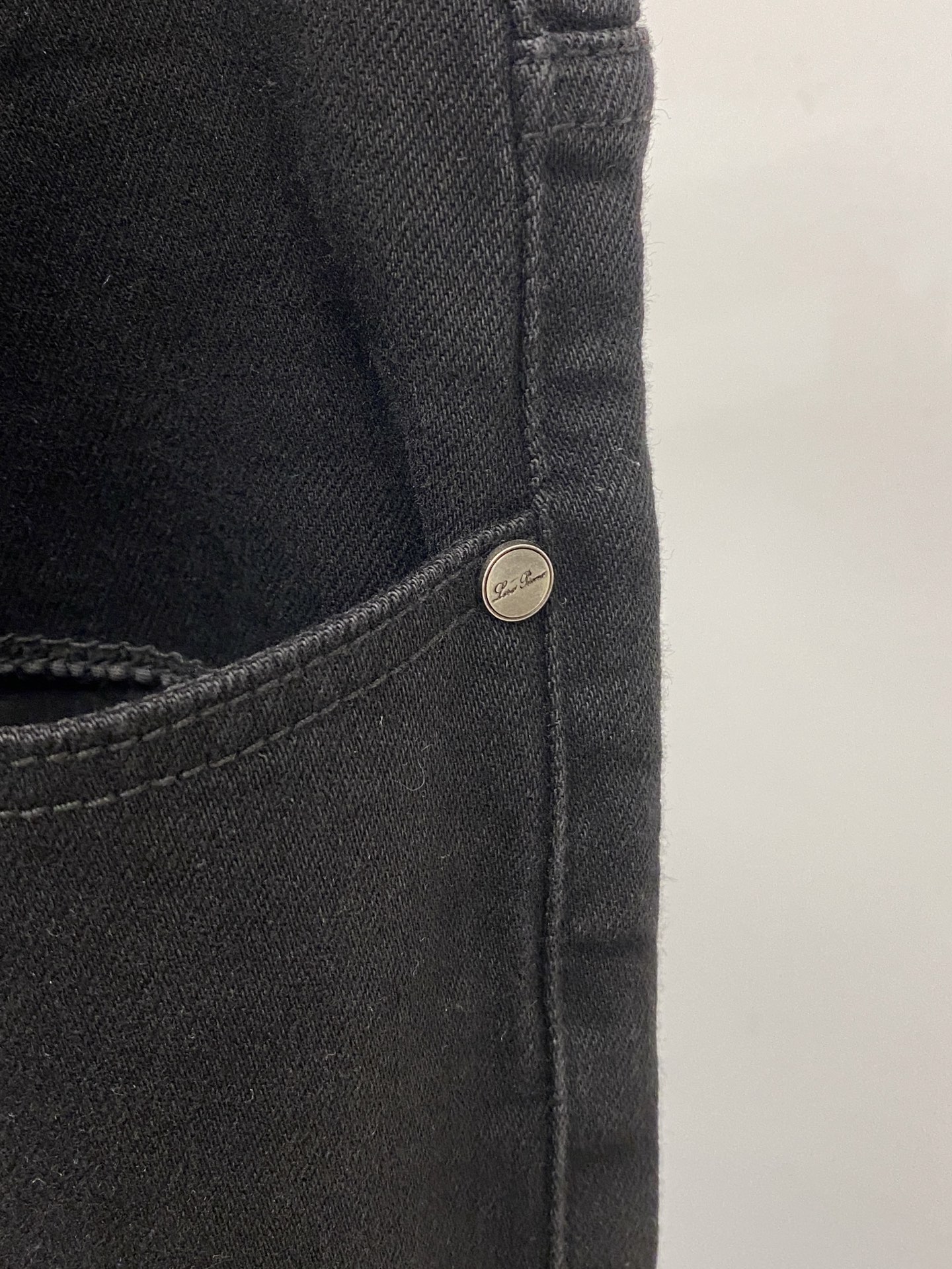 ￼ lP🆕、2025最新品，专柜同步有售，原单狠货，水洗休闲牛仔裤，进口原版水洗弹力面料，舒适有弹性，原