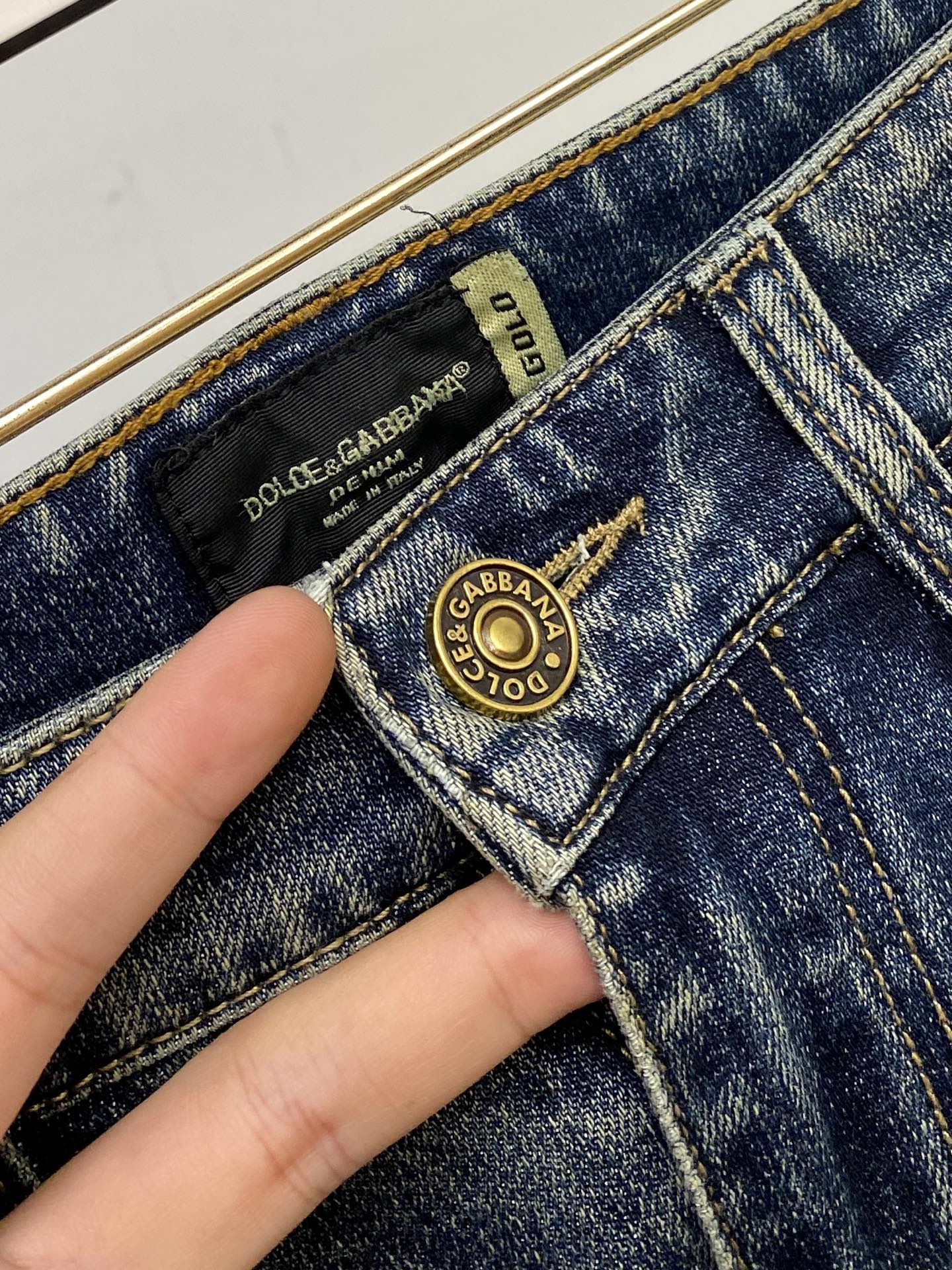 DG、2025最新品，专柜同步有售，原单狠货，水洗休闲牛仔裤，进口原版水洗弹力面料，舒适有弹性，原版五金