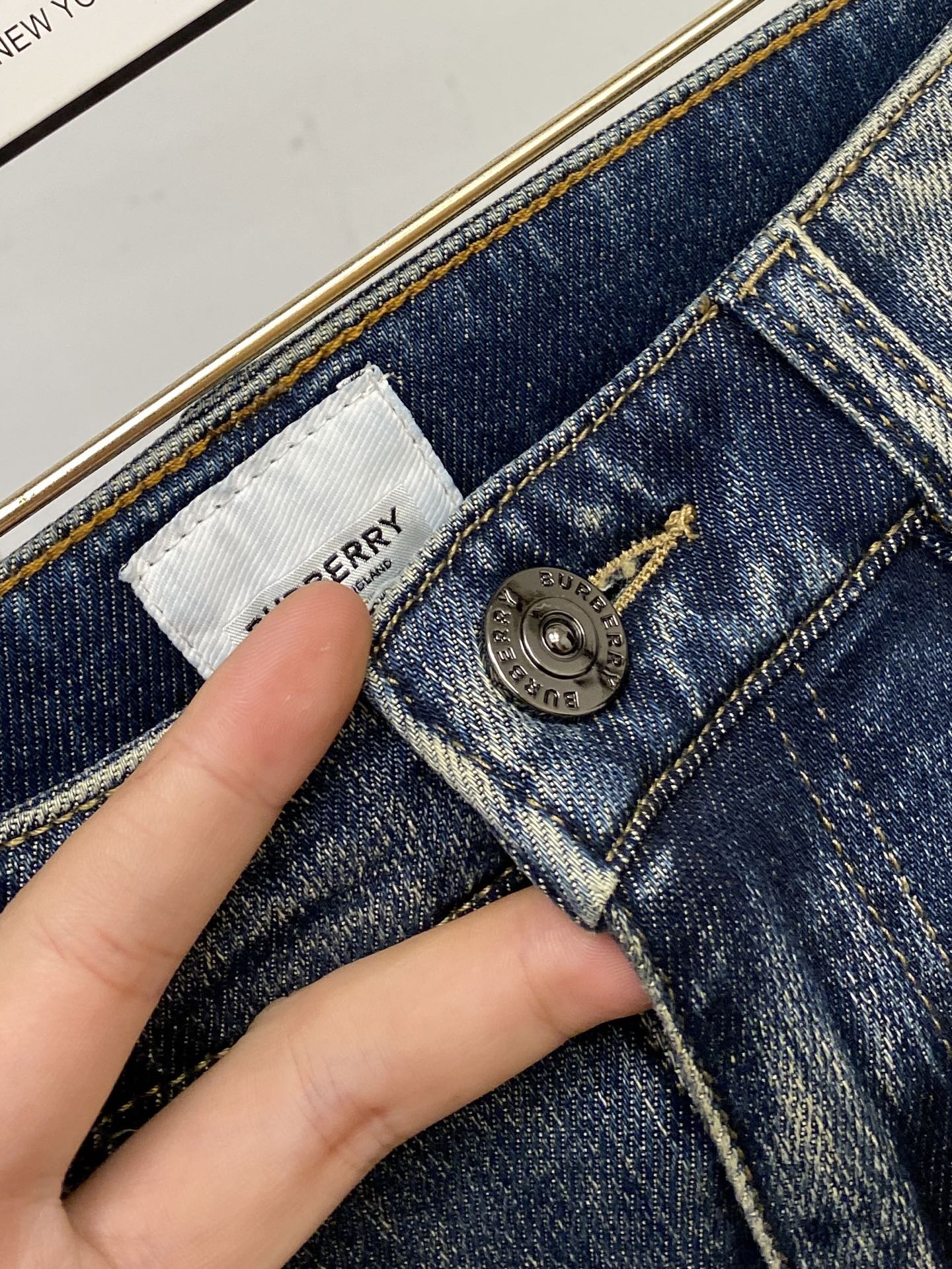 巴宝莉、2025最新品，专柜同步有售，原单狠货，水洗休闲牛仔裤，进口原版水洗弹力面料，舒适有弹性，原版五