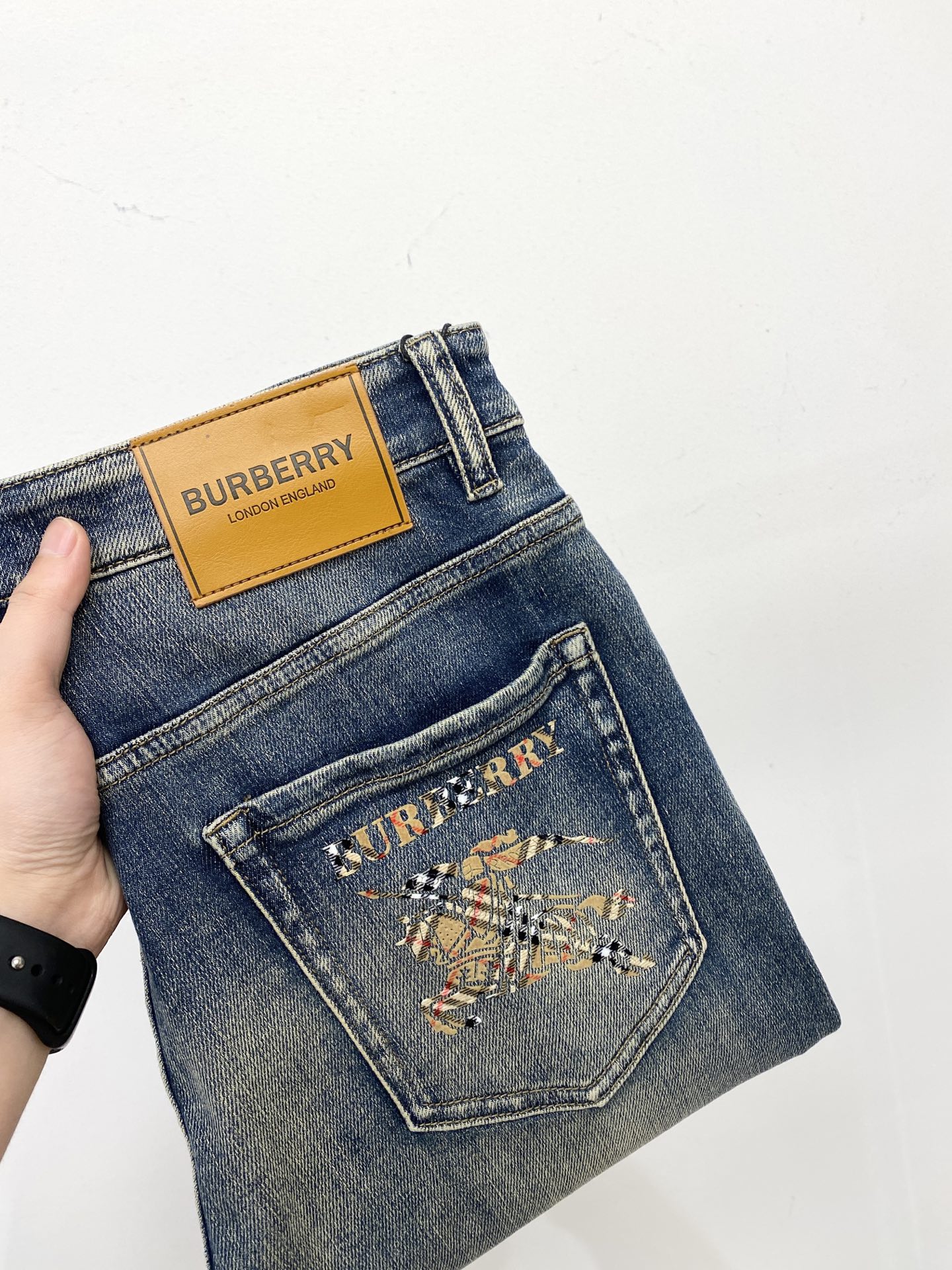 NO:522631,Burberry, 2025 latest products, special counters are available at the same time, original singles, washable casual jeans, imported original washable elastic fabric, comfortable and elastic, original hardware and auxiliary decorative logo, super positive style, extremely high grade, counter quality, fashionable and stylish upper body, 29-38, burberry, jeans, alexander wang19860909巴宝莉、2025最新品,专柜同步有售,原单狠货,水洗休闲牛仔裤,进口原版水洗弹力面料,舒适有弹性,原版五金辅料装饰logo,版型超正,档次极高,专柜品质,上身时尚有型,码数29-38,,burberry,jeans,alexander wang,Men's clothing