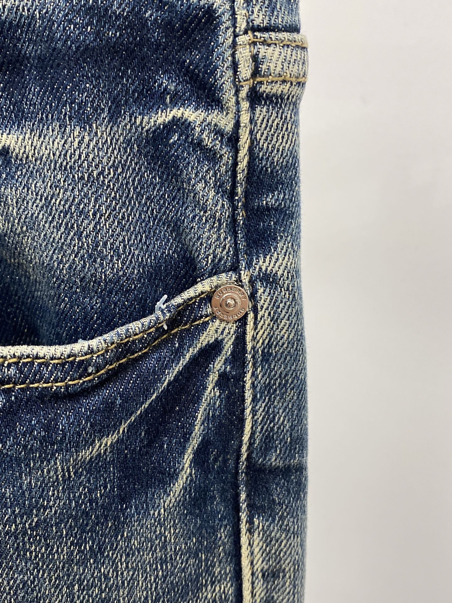 巴宝莉、2025最新品，专柜同步有售，原单狠货，水洗休闲牛仔裤，进口原版水洗弹力面料，舒适有弹性，原版五