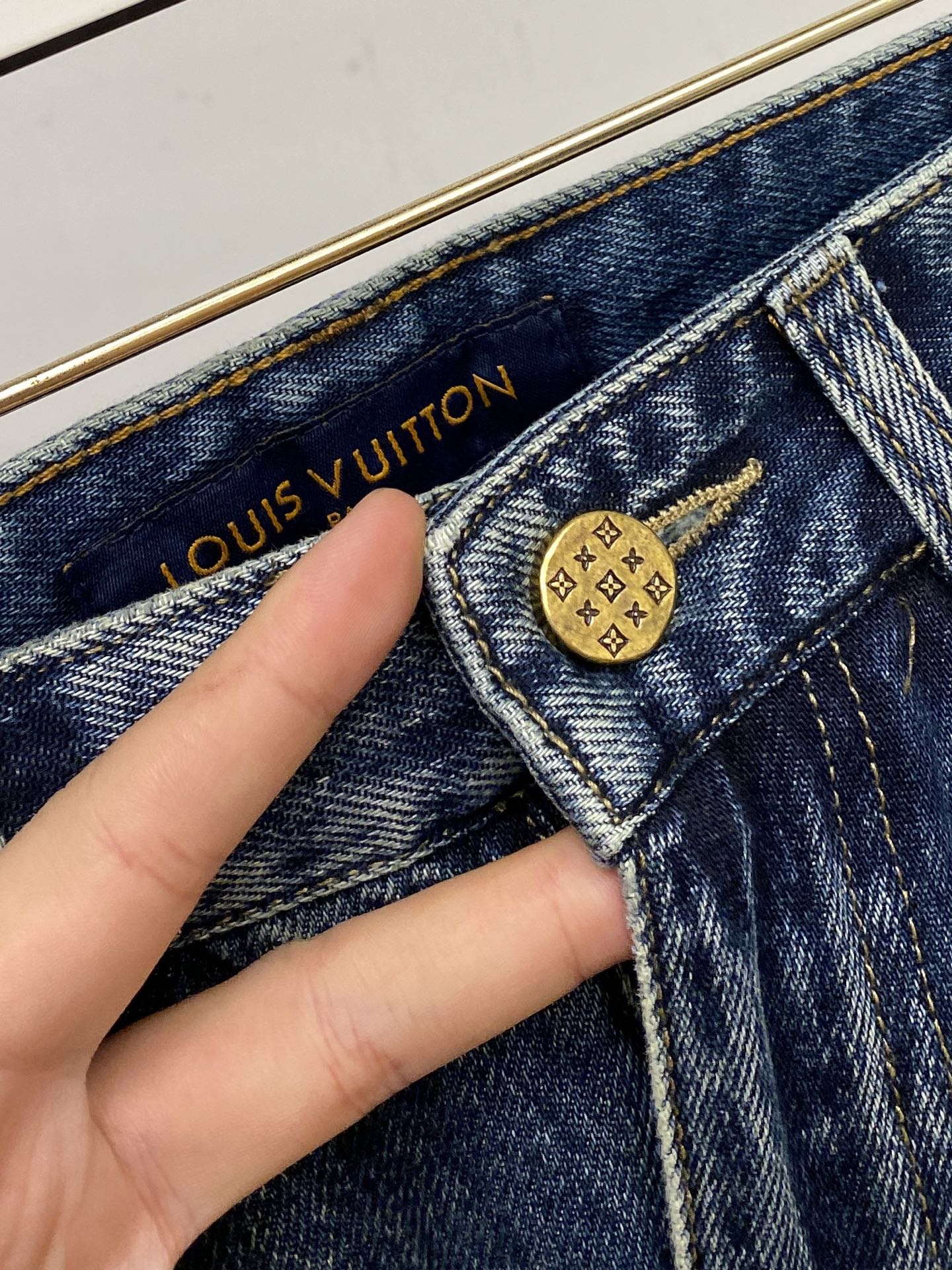 LV、2025最新品，专柜同步有售，原单狠货，水洗休闲牛仔裤，进口原版水洗弹力面料，舒适有弹性，原版五金