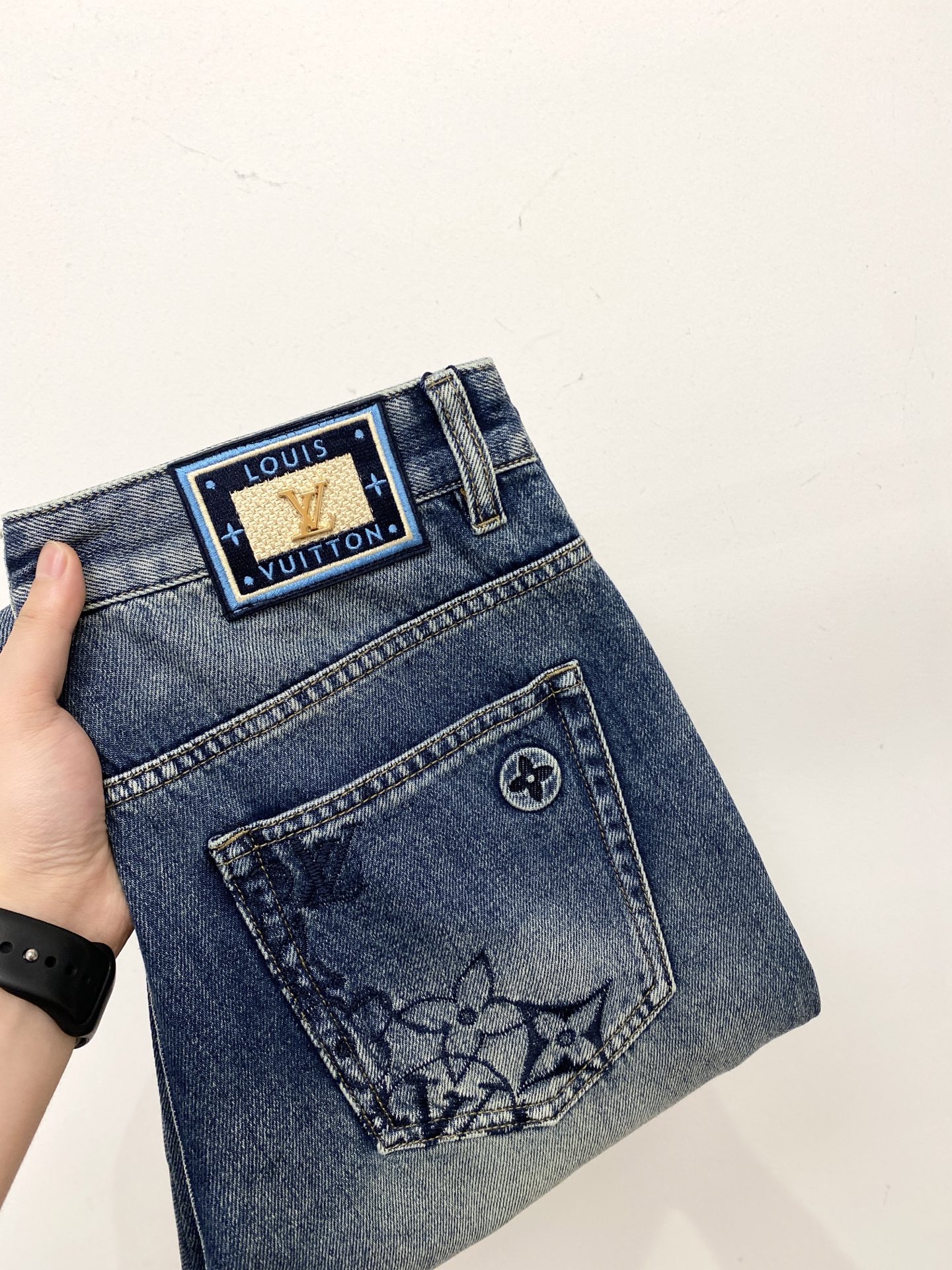 NO:522635,LV, 2025 latest products, special counters are available at the same time, original singles, washable casual jeans, imported original washing elastic fabric, comfortable and elastic, original hardware and auxiliary decorative logo, super positive style, extremely high grade, counter quality, fashionable and stylish upper body, 29-38,, louis vuitton, jeans, alexander wang19860909LV、2025最新品,专柜同步有售,原单狠货,水洗休闲牛仔裤,进口原版水洗弹力面料,舒适有弹性,原版五金辅料装饰logo,版型超正,档次极高,专柜品质,上身时尚有型,码数29-38,,louis vuitton,jeans,alexander wang,Men's clothing