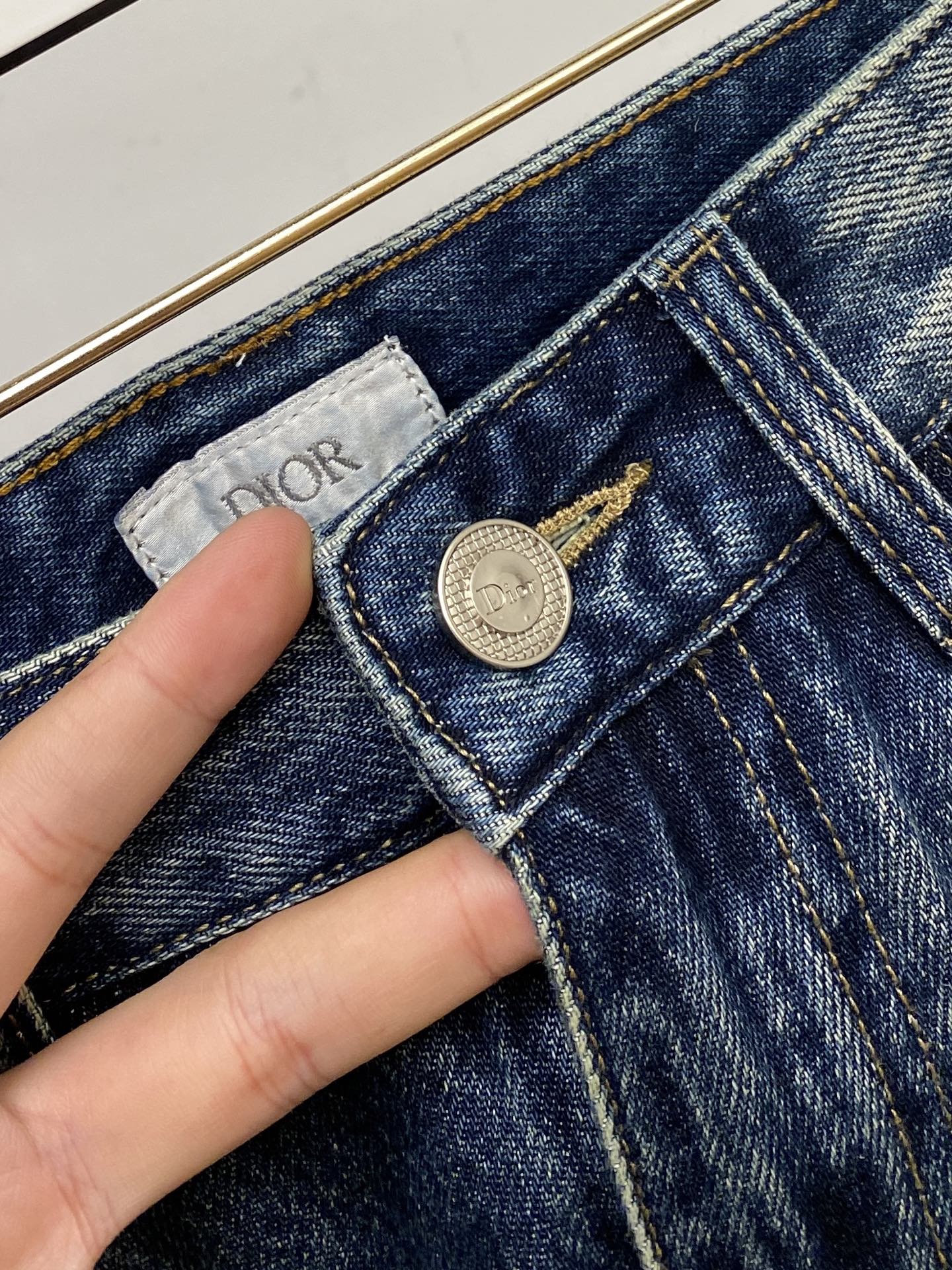 迪奥、2025最新品，专柜同步有售，原单狠货，水洗休闲牛仔裤，进口原版水洗弹力面料，舒适有弹性，原版五金