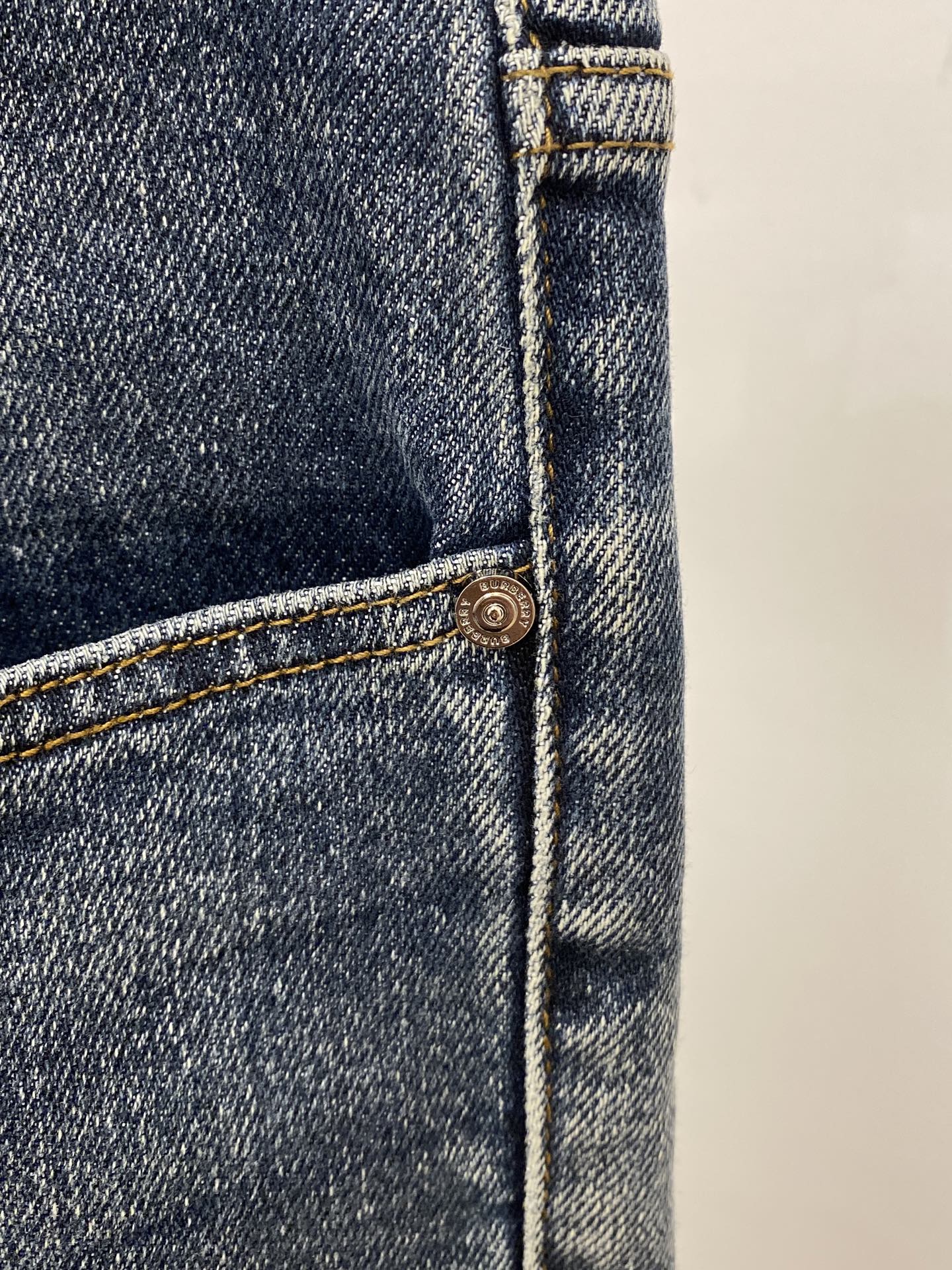 巴宝莉、2025最新品，专柜同步有售，原单狠货，水洗休闲牛仔裤，进口原版水洗弹力面料，舒适有弹性，原版五