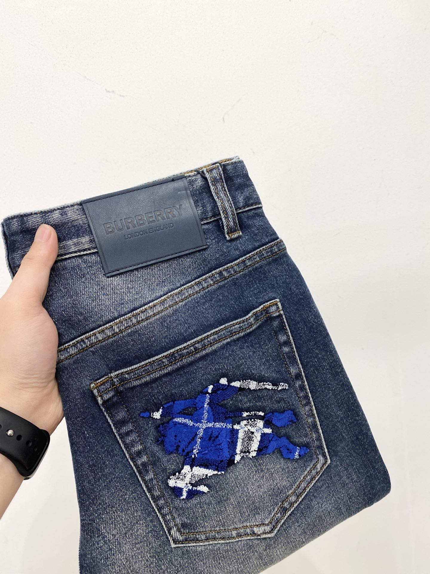 巴宝莉、2025最新品，专柜同步有售，原单狠货，水洗休闲牛仔裤，进口原版水洗弹力面料，舒适有弹性，原版五