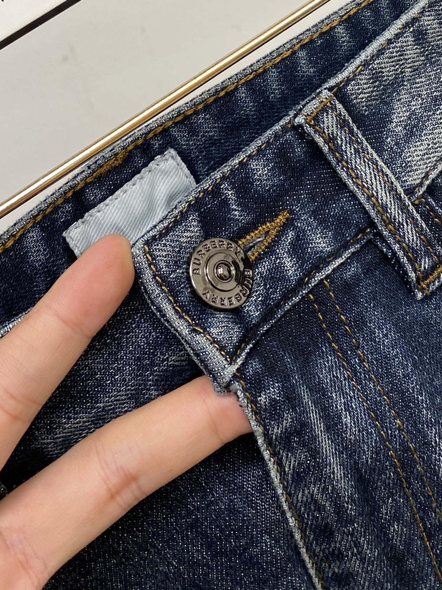 巴宝莉、2025最新品，专柜同步有售，原单狠货，水洗休闲牛仔裤，进口原版水洗弹力面料，舒适有弹性，原版五