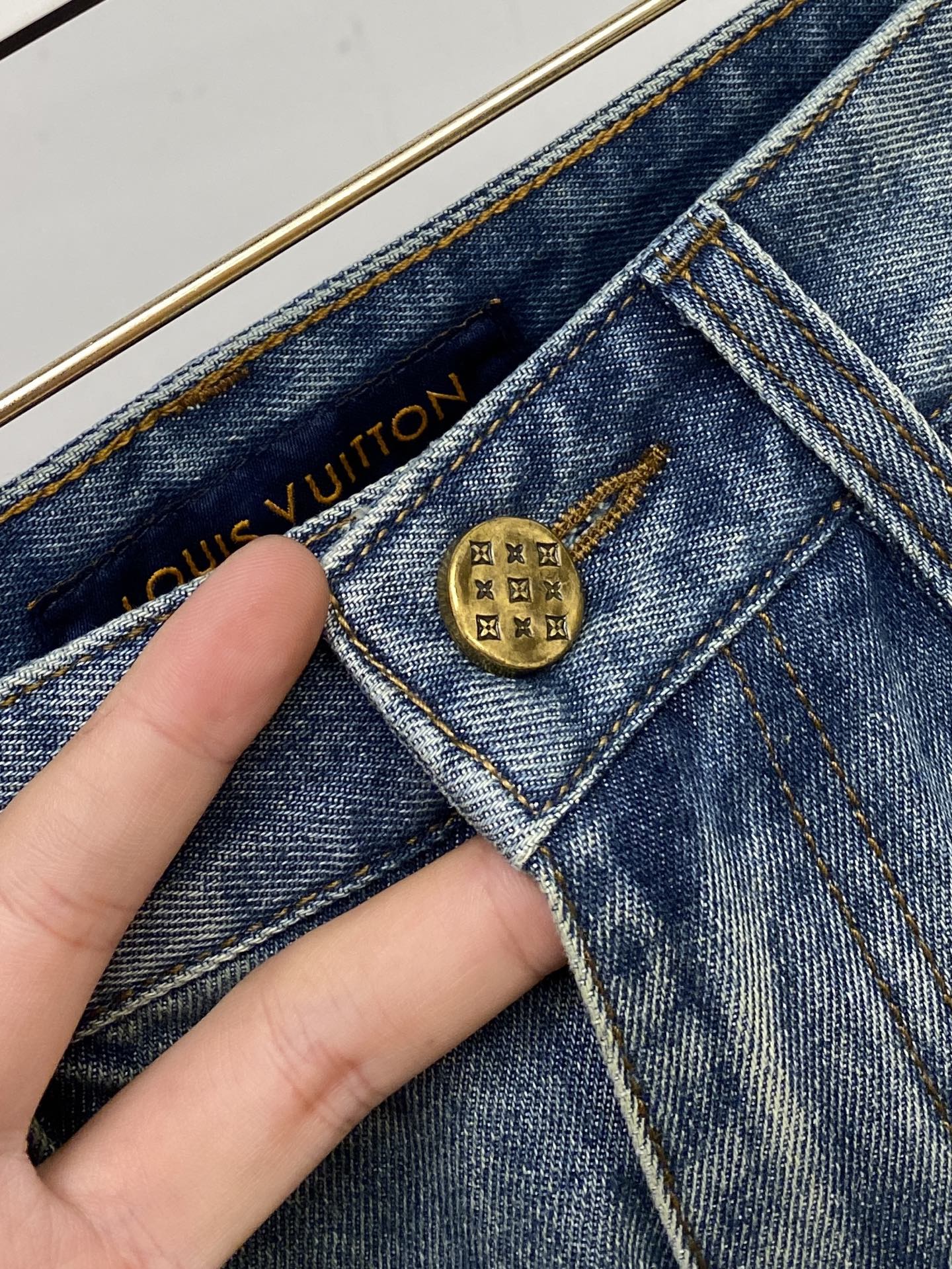 LV、2025最新品，专柜同步有售，原单狠货，水洗休闲牛仔裤，进口原版水洗弹力面料，舒适有弹性，原版五金