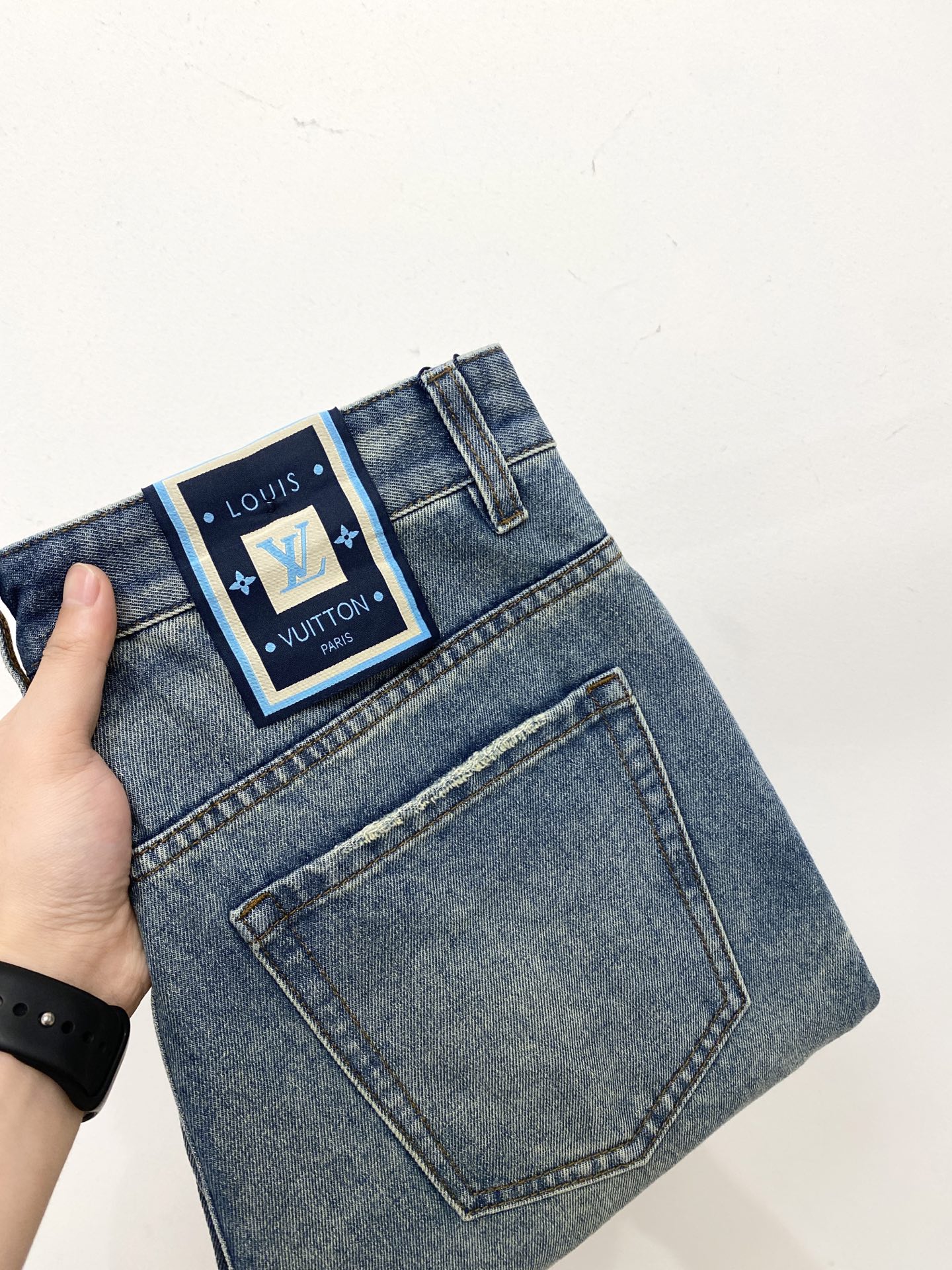 LV、2025最新品，专柜同步有售，原单狠货，水洗休闲牛仔裤，进口原版水洗弹力面料，舒适有弹性，原版五金