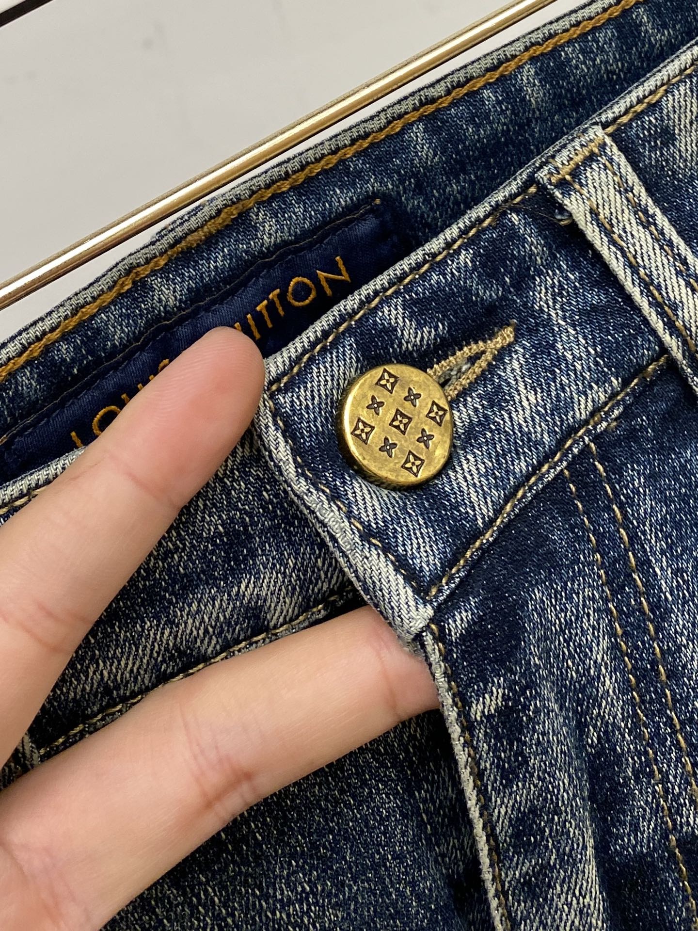 LV、2025最新品，专柜同步有售，原单狠货，水洗休闲牛仔裤，进口原版水洗弹力面料，舒适有弹性，原版五金