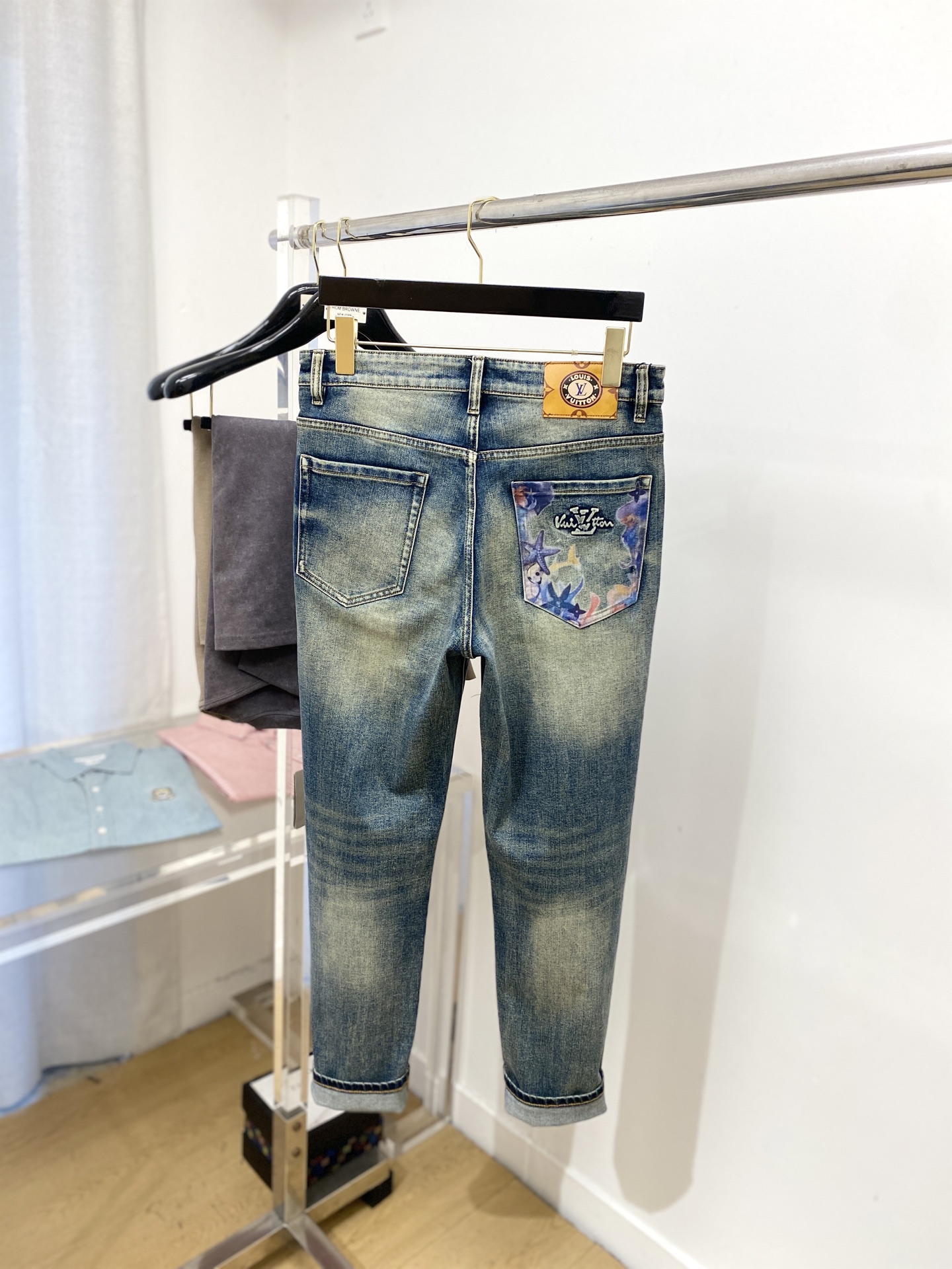 LV、2025最新品，专柜同步有售，原单狠货，水洗休闲牛仔裤，进口原版水洗弹力面料，舒适有弹性，原版五金