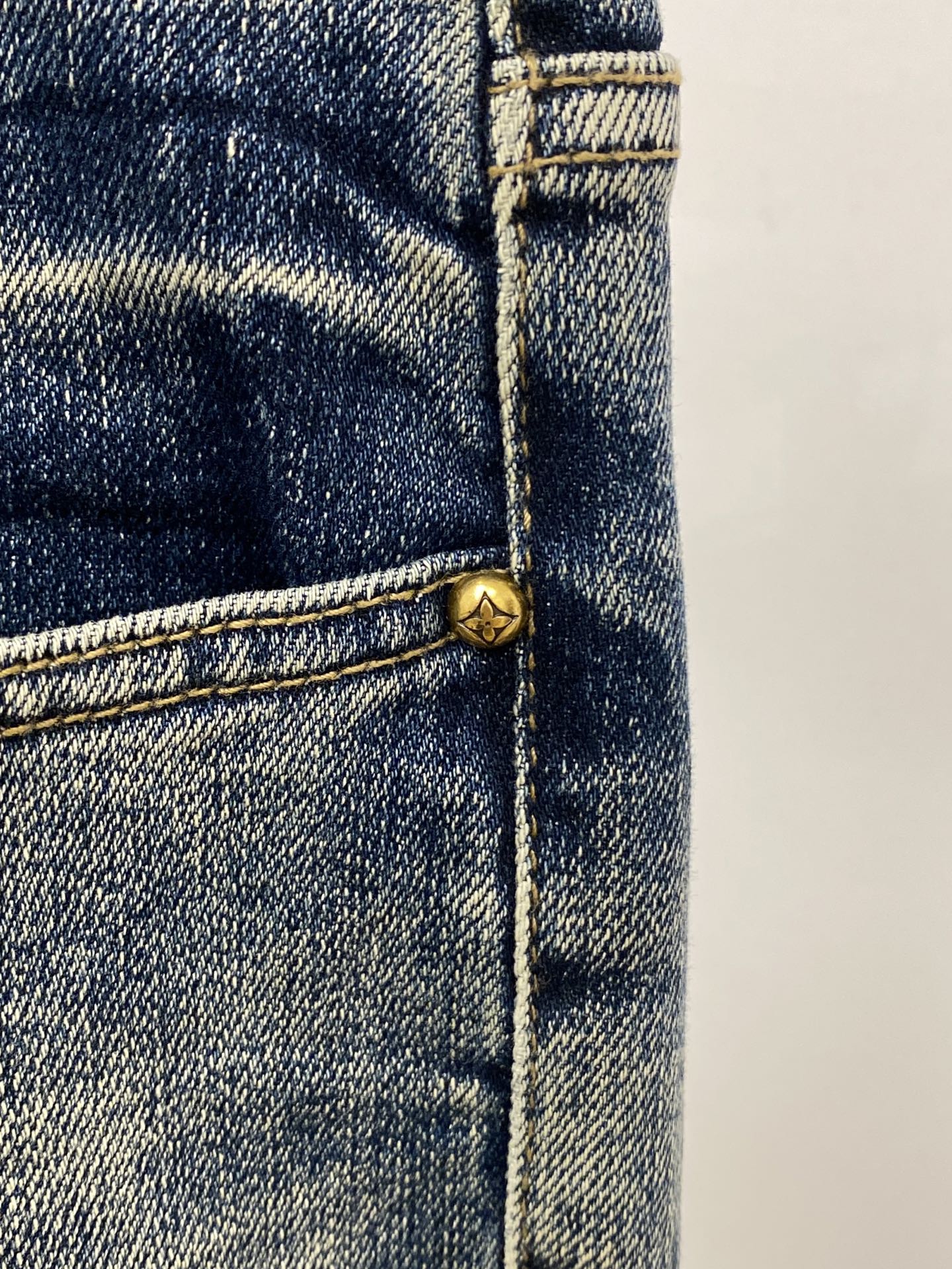 LV、2025最新品，专柜同步有售，原单狠货，水洗休闲牛仔裤，进口原版水洗弹力面料，舒适有弹性，原版五金