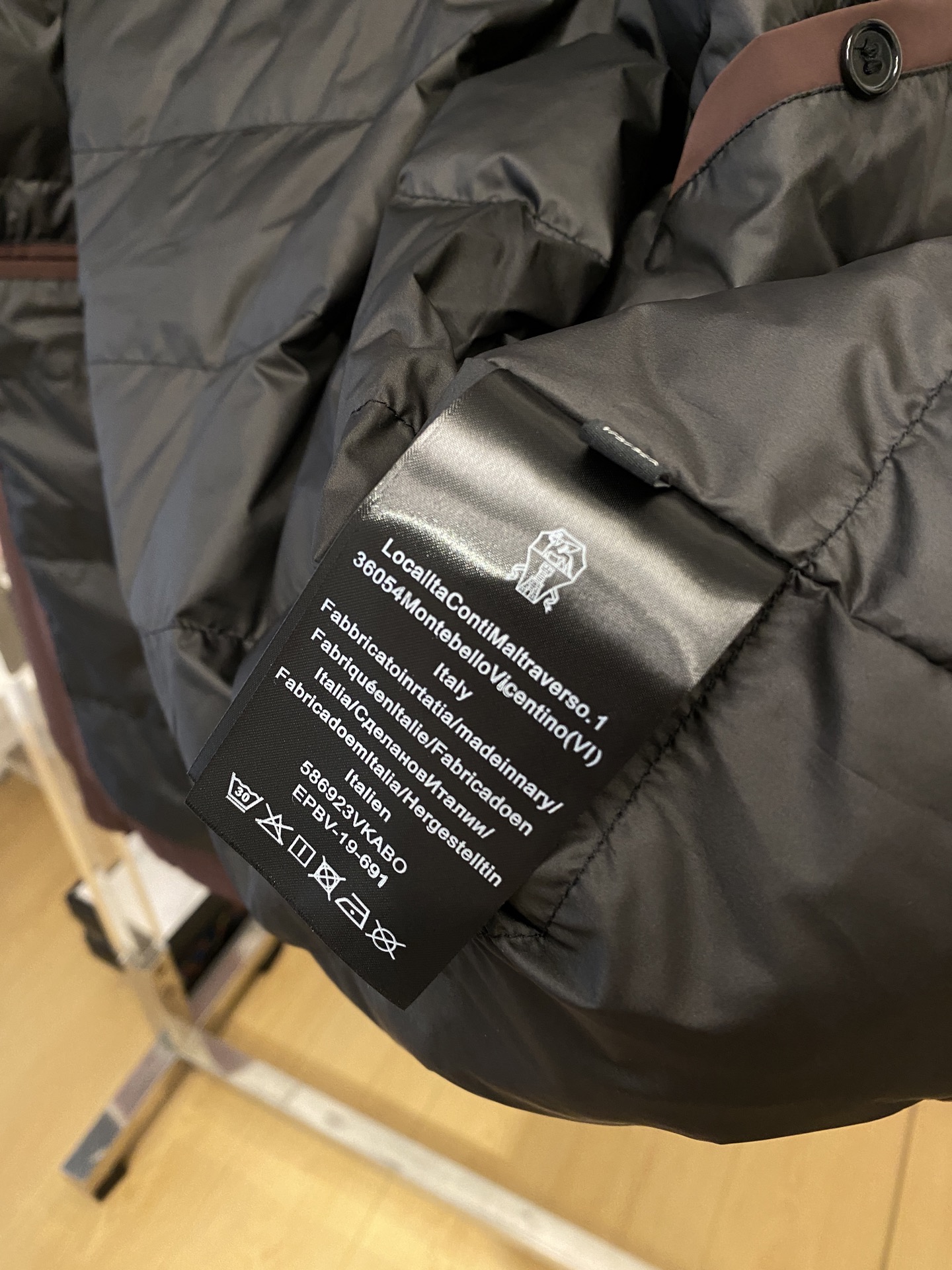Brunello Cucinelli、2025新品羽绒外套，时尚帅气，简约百搭款，胸前精致刺绣图案log