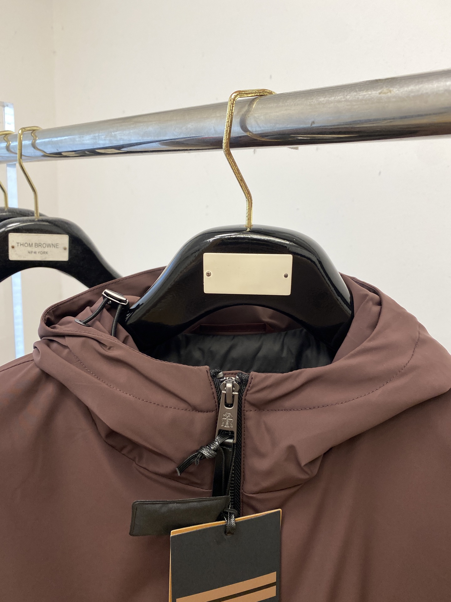 Brunello Cucinelli、2025新品羽绒外套，时尚帅气，简约百搭款，胸前精致刺绣图案log