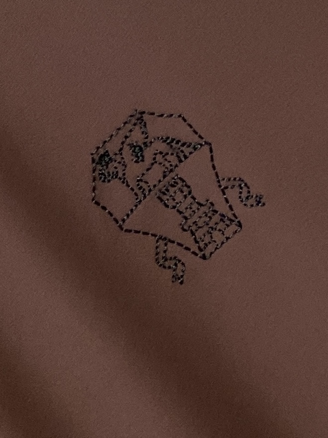 Brunello Cucinelli、2025新品羽绒外套，时尚帅气，简约百搭款，胸前精致刺绣图案log
